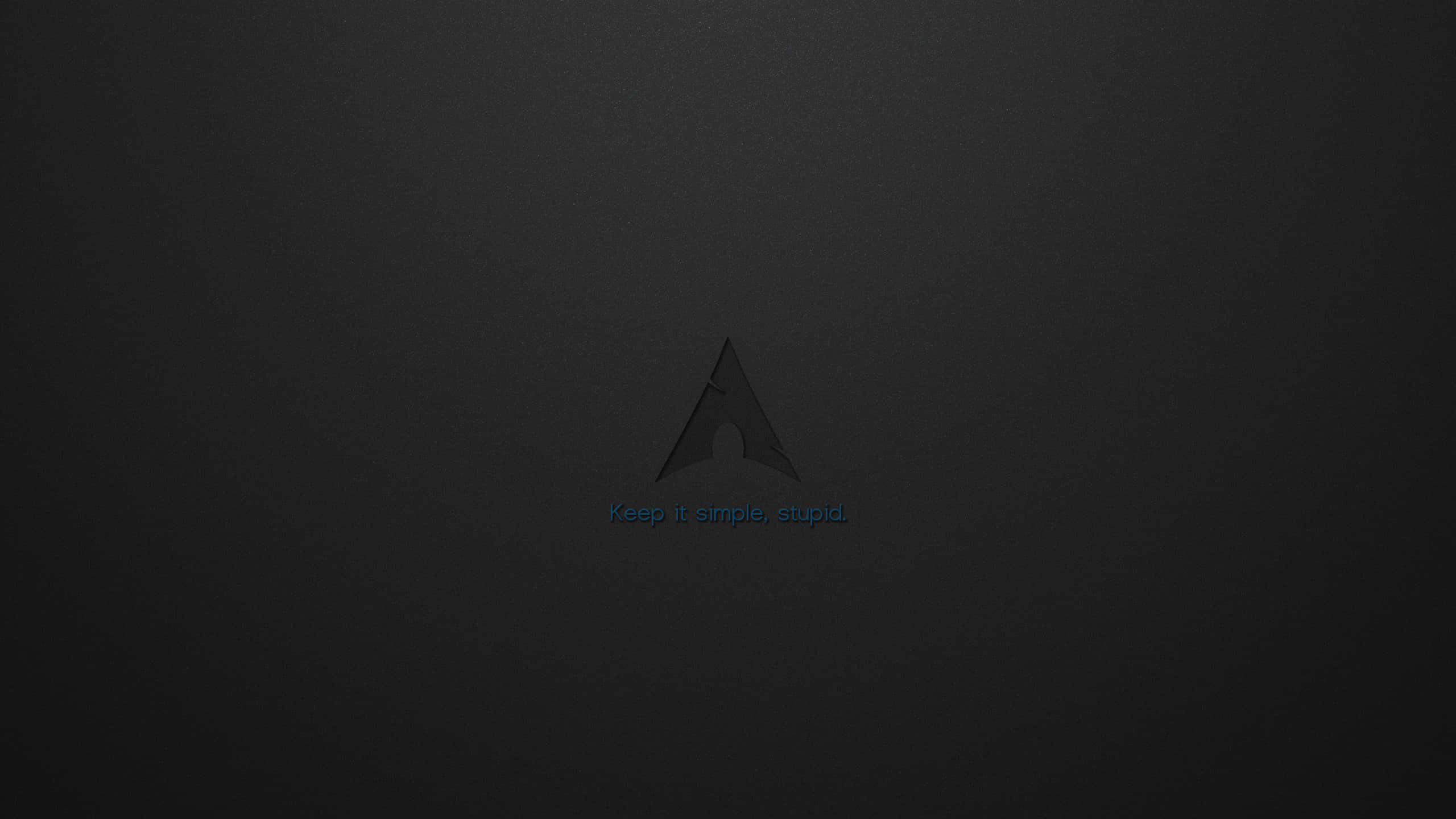Arch Linux 桌布 壁紙 — 極簡深灰色壁紙，帶有微妙的三角形標誌和藍色文字「Keep it simple, stupid.」