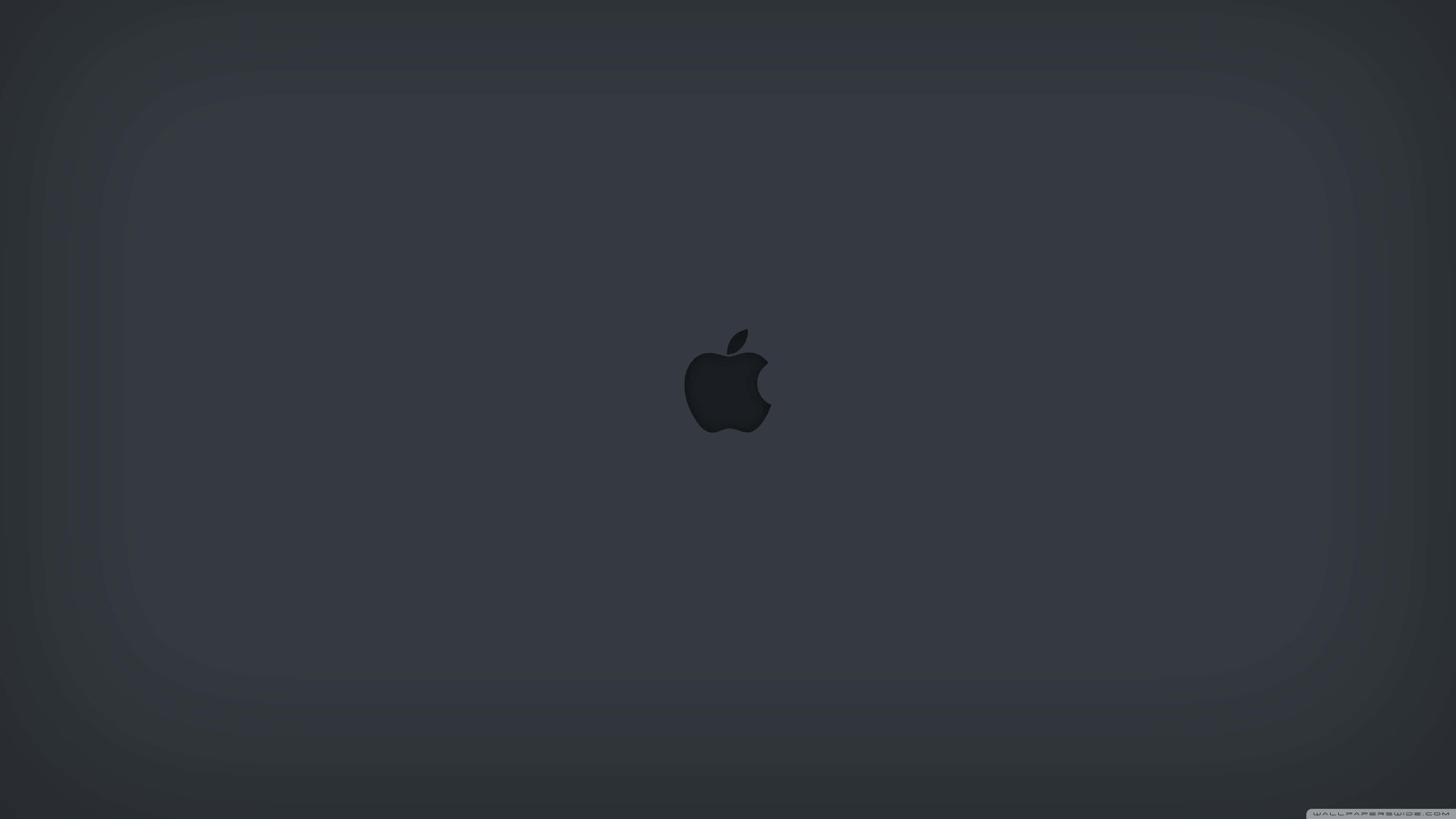 Apple 4K 桌布 壁紙 — 極簡深灰色桌布，中央帶有黑色Apple標誌，背景帶有微妙的漸變效果。