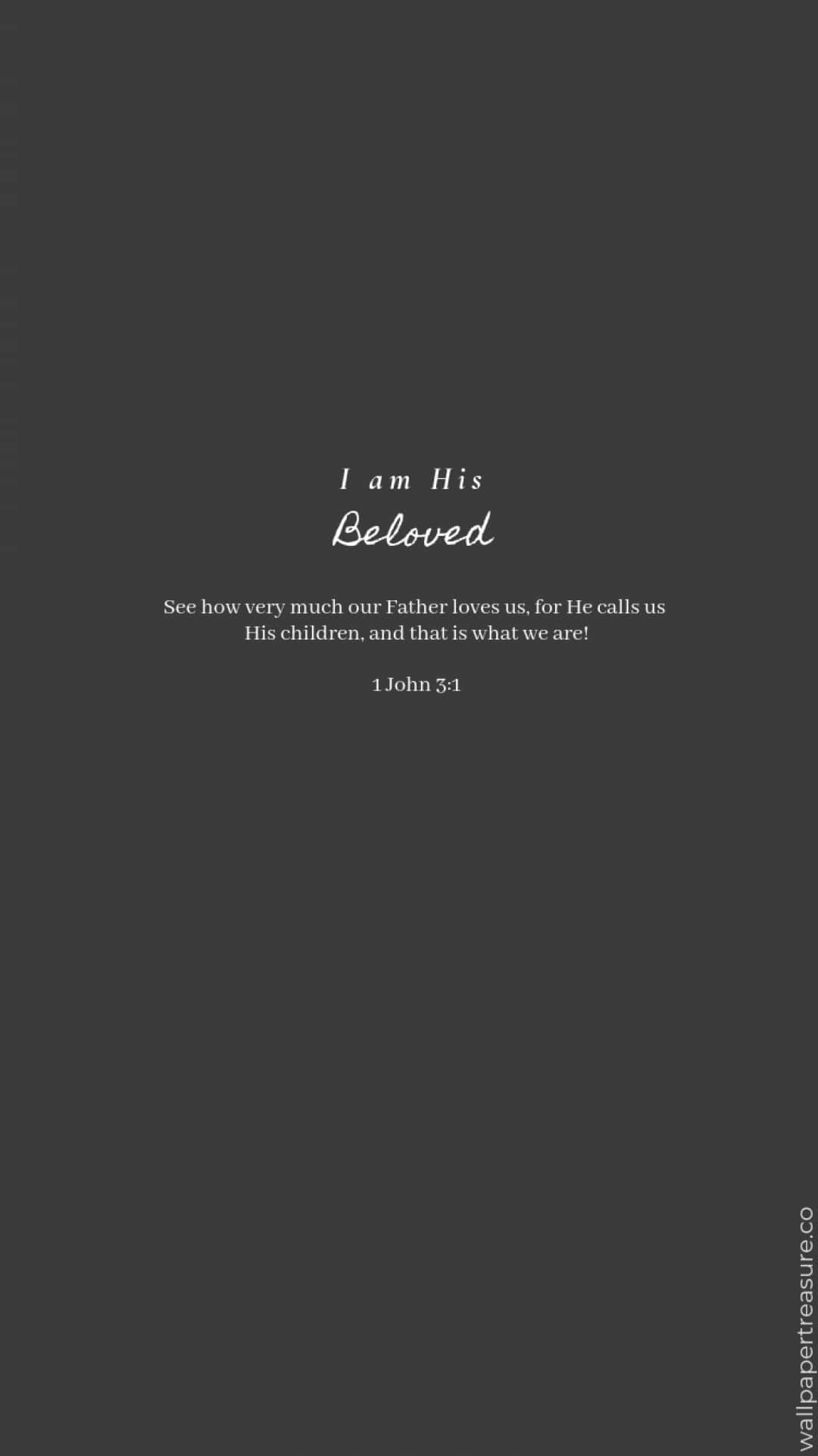 Gospel 桌布 壁紙 — 極簡深灰色桌布，中央白色文字寫著「I am His Beloved」，並附有約翰一書3章1節的聖經經文。