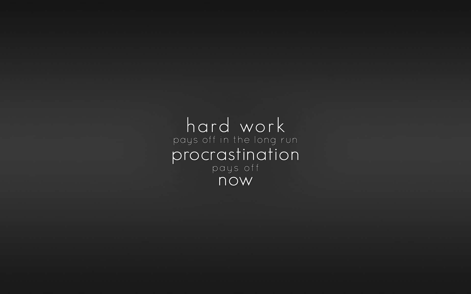 Good Quotes 桌布 壁紙 — 極簡深灰色漸層背景，白色勵志文字對比努力工作和拖延。