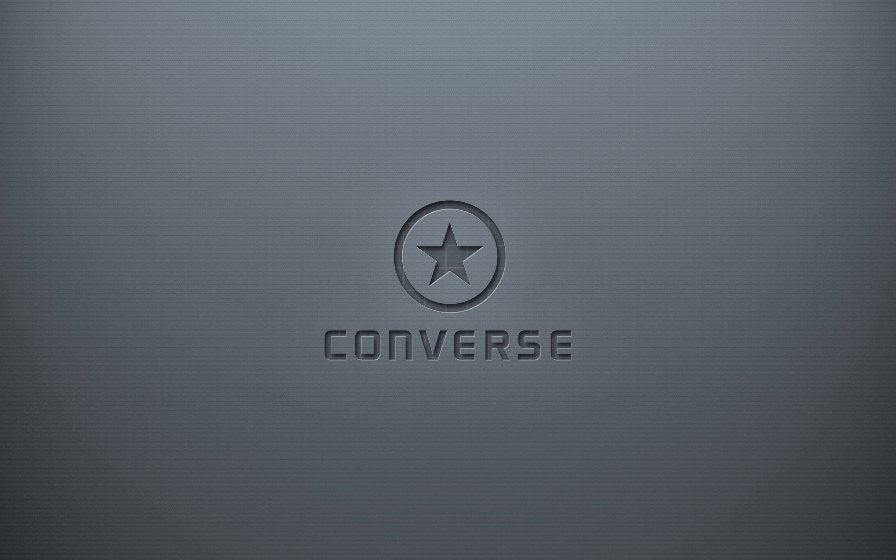 Converse Logo 桌布 壁紙 — 極簡深灰色紋理背景，帶有壓印的 Converse 標誌和品牌名稱。
