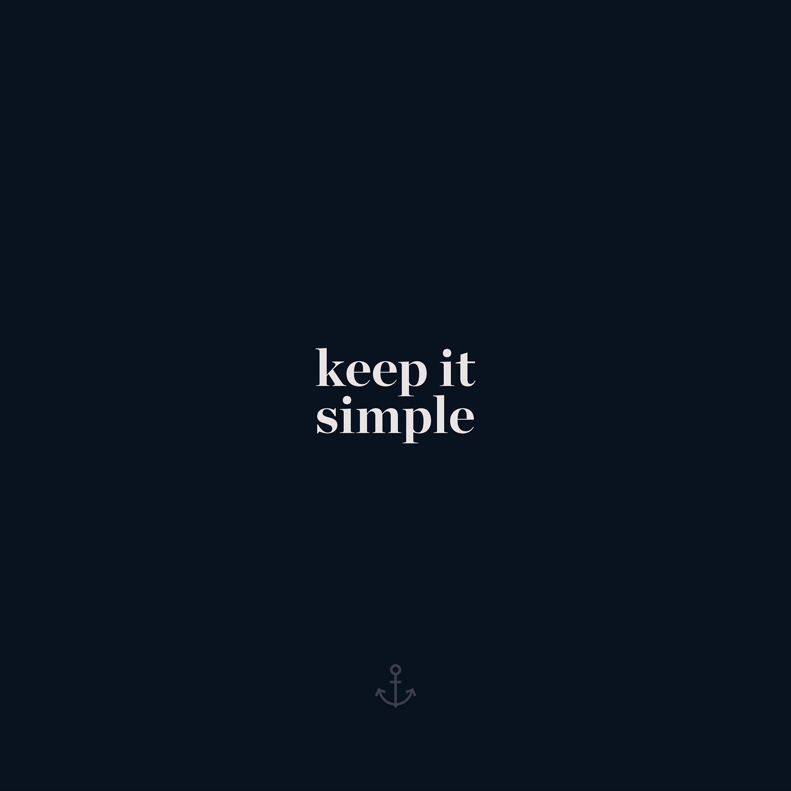 Aesthetic Dark Blue 桌布 壁紙 — 極簡深藍色背景，白色文字寫著 keep it simple，下方有一個小錨圖示。