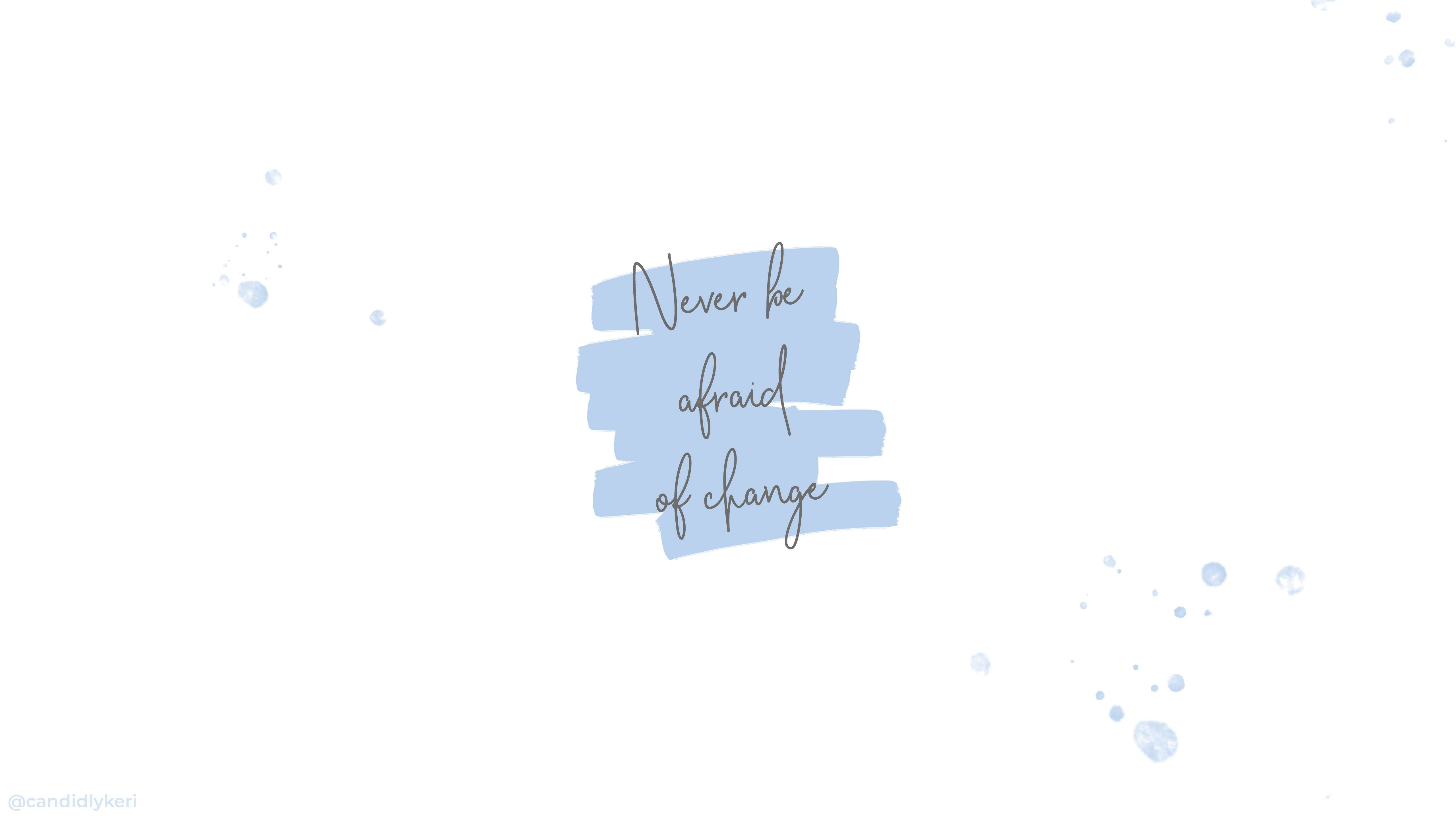 美學語錄動圖 桌布 壁紙 — 極簡淺藍色筆觸背景，手寫短語「Never be afraid of change」周圍有細膩的水彩飛濺。