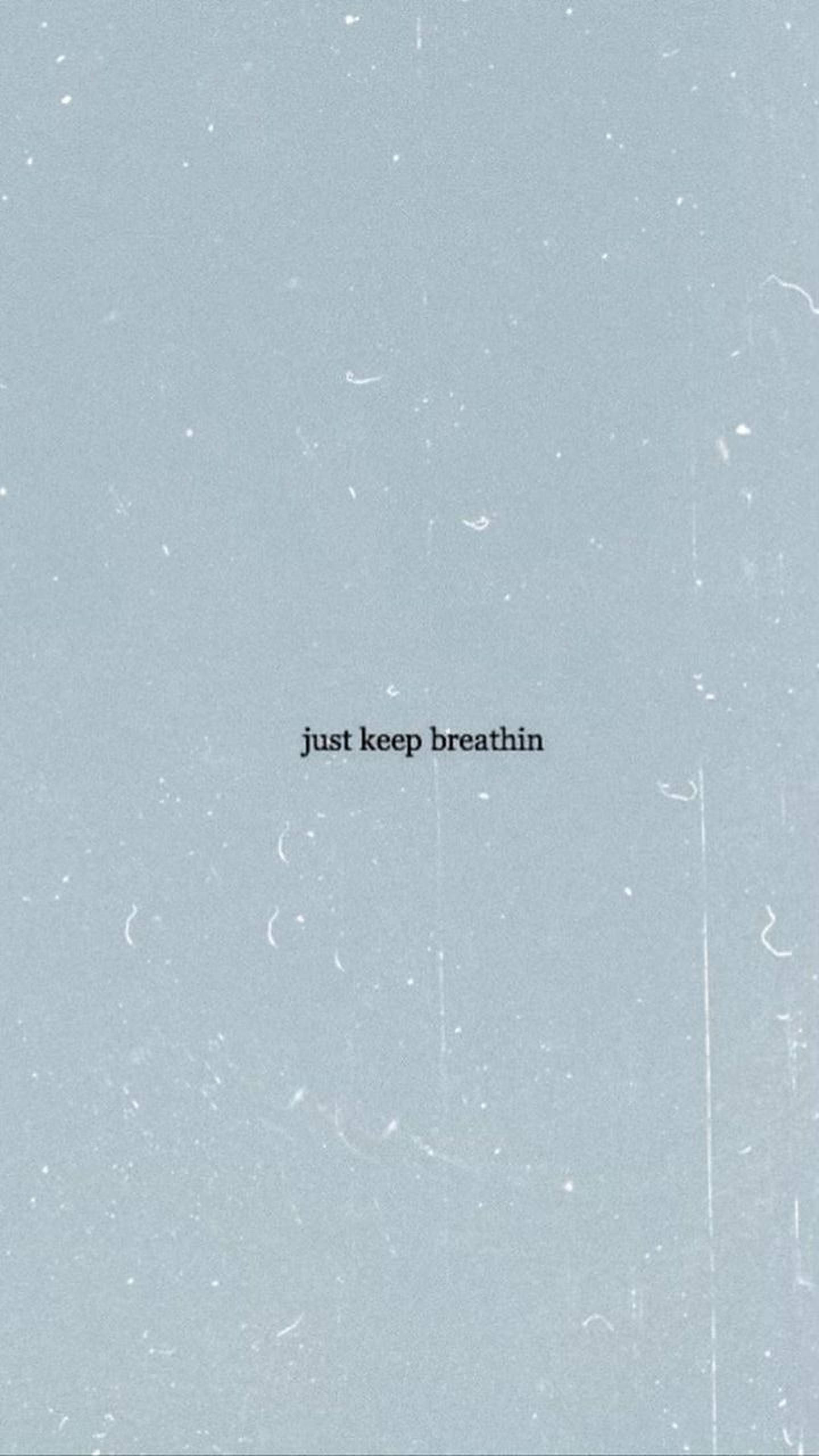 Breathing 桌布 壁紙 — 極簡淺藍色紋理背景，帶有輕微刮痕，居中文字 just keep breathin。