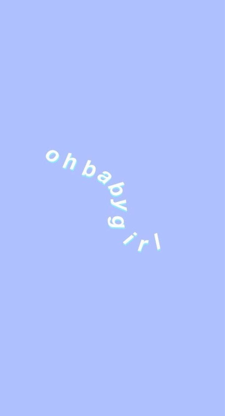 iPhone 美學 桌布 壁紙 — 極簡淺藍色背景，帶有發光青色文字，對角居中顯示 oh baby girl。