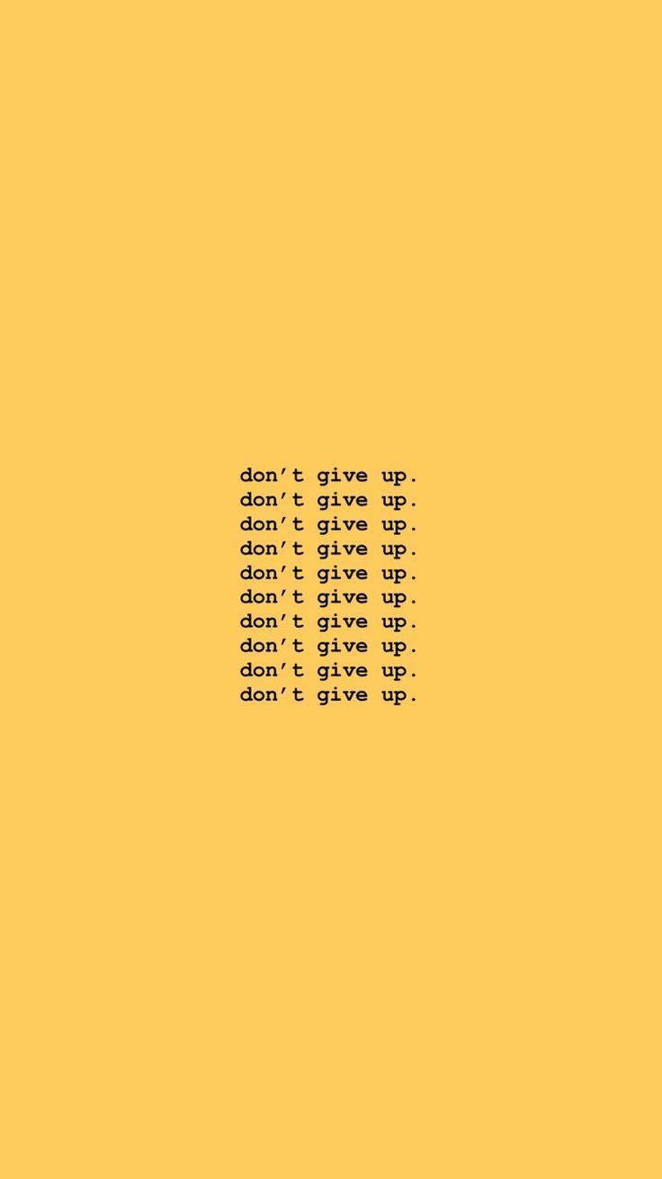 small 桌布 壁紙 — 極簡激勵文字，以黑色字體重複 'don't give up'，居中於純芥末黃色背景上。