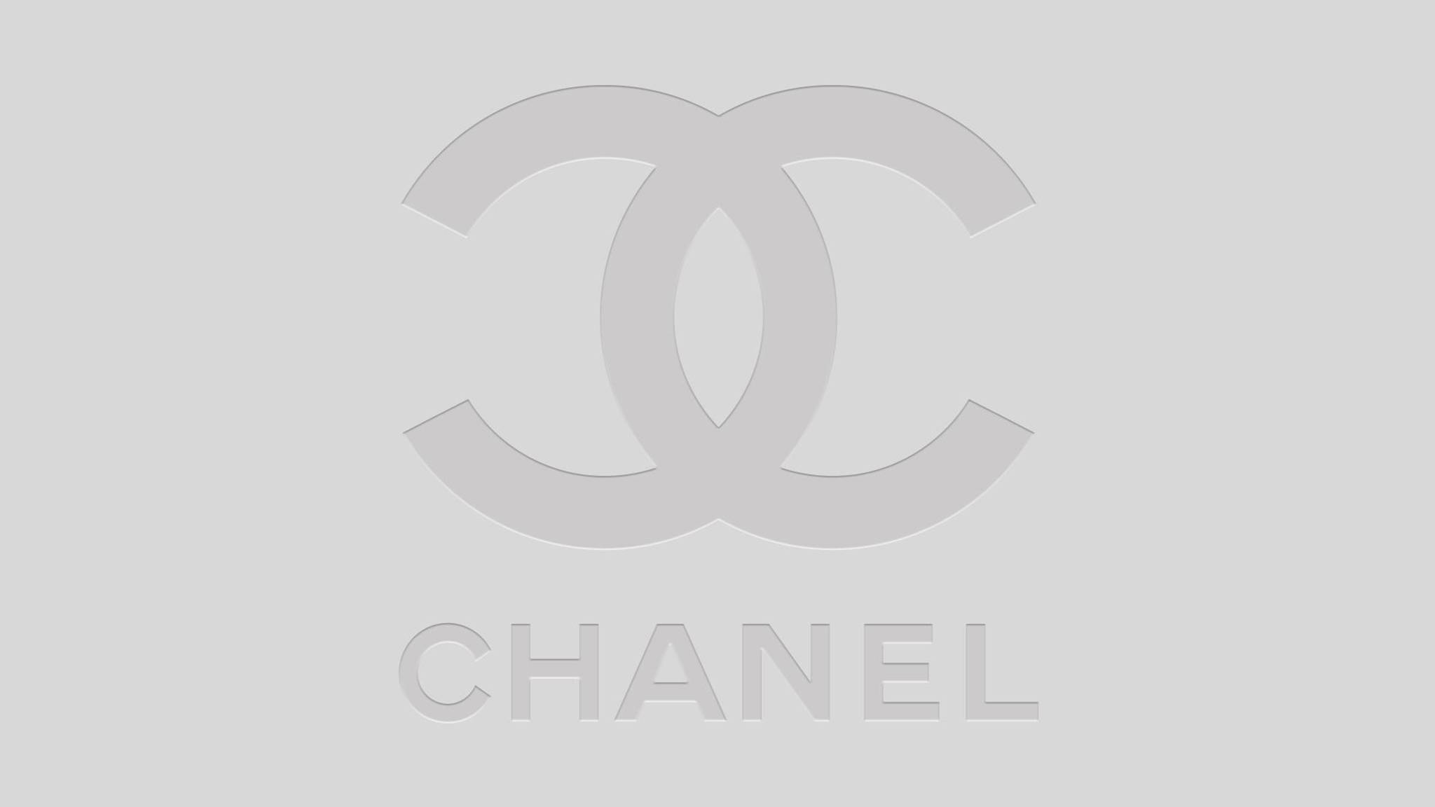 Chanel Logo 桌布 壁紙 — 極簡灰色 Chanel 標誌居中於純淺灰色背景上。