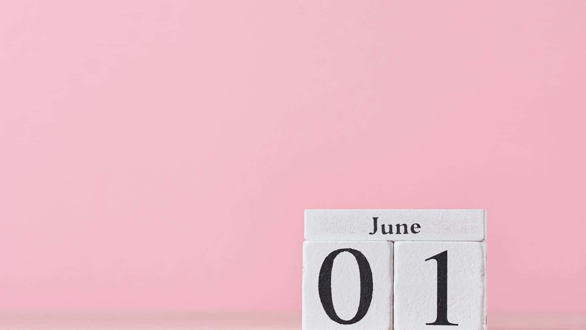 June 桌布 壁紙 — 極簡白色木製日曆塊，在柔和粉紅色背景上顯示6月1日。
