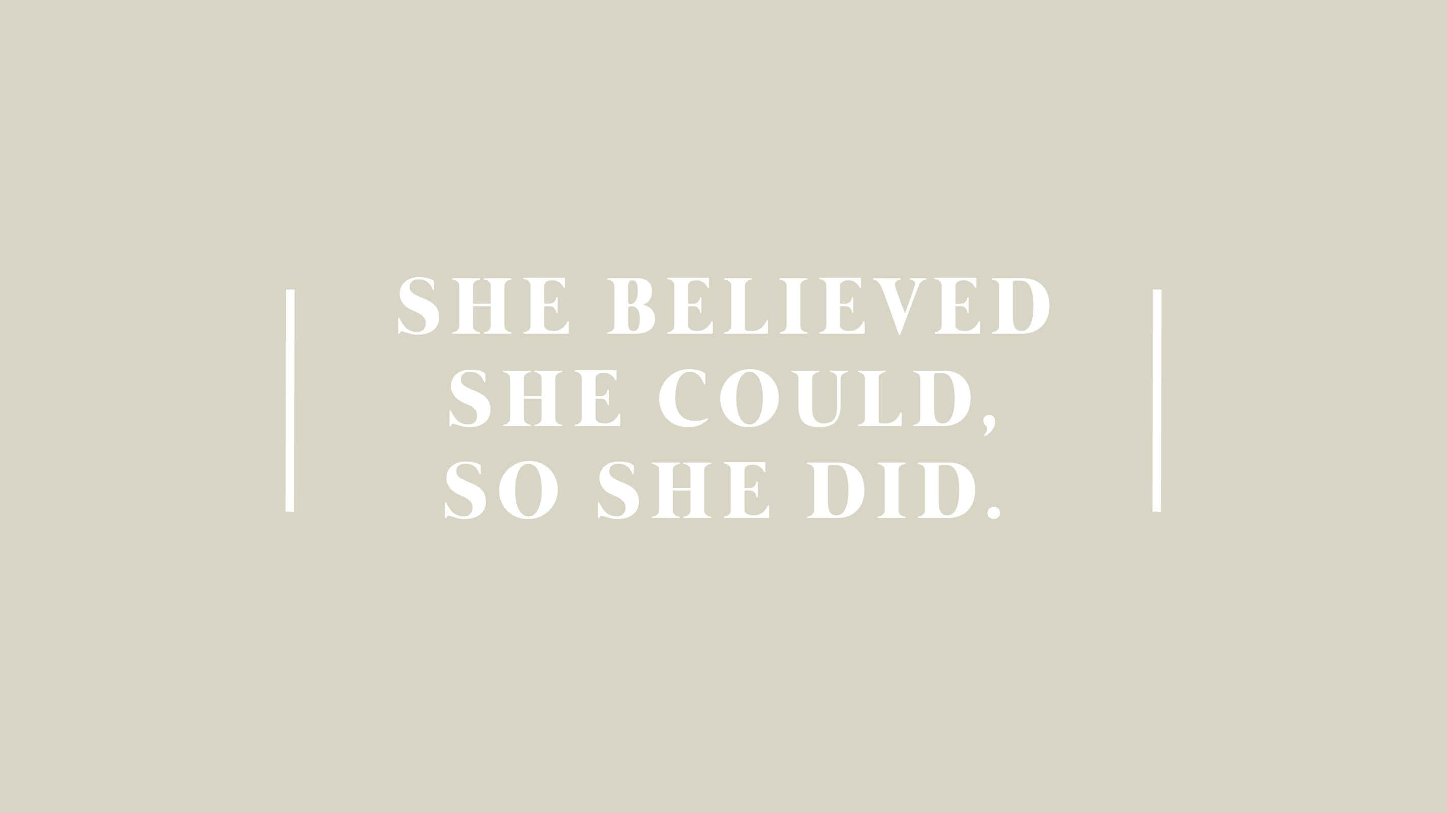 She Believed She Could 桌布 壁紙 — 極簡米色背景，白色勵志名言由垂直線條框住。