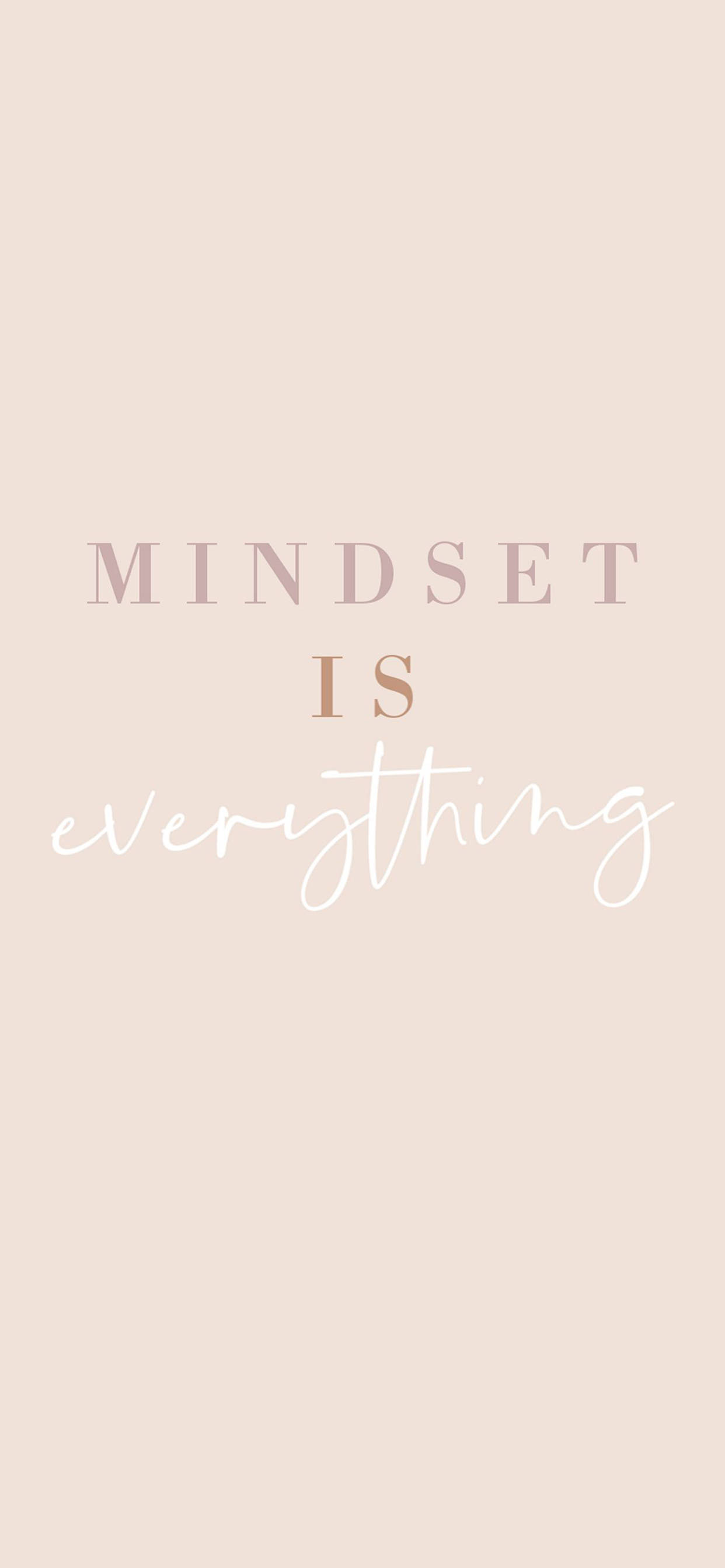 Beige Minimalist 桌布 壁紙 — 極簡粉彩桌布，上面用優雅的混合字體寫著「mindset is everything」。