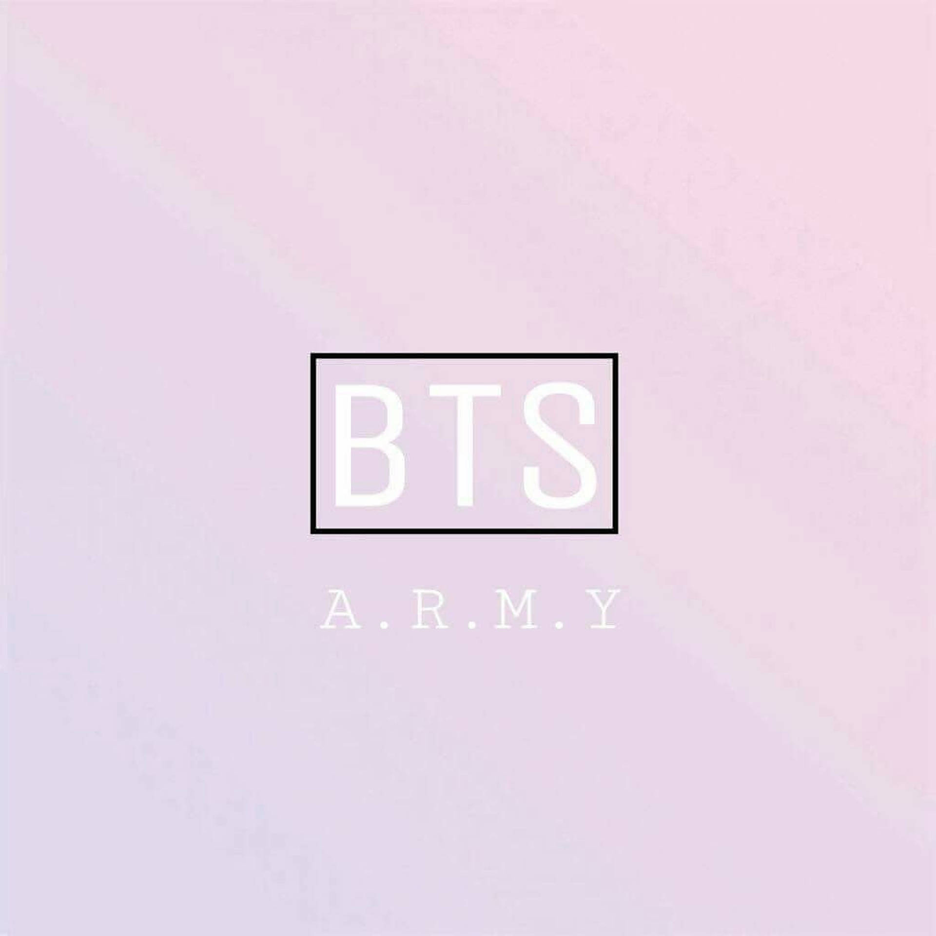 BTS 和 A.R.M.Y 文字標誌在柔和粉紅色漸變背景上