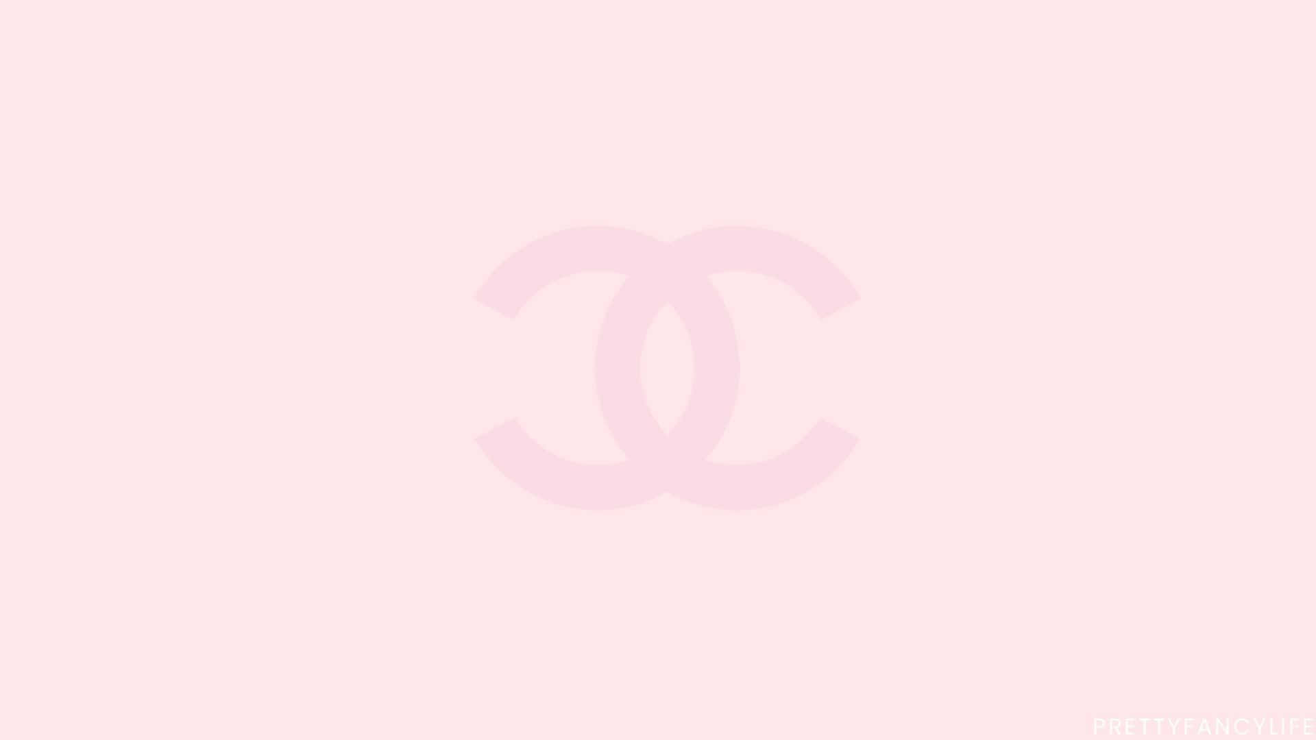 girly pink aesthetic 桌布 壁紙 — 極簡粉彩粉紅色背景，中央有一個模糊的互鎖CC標誌，柔和對焦。