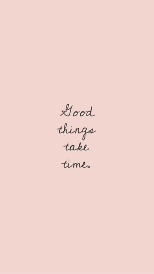 Pink Quote 桌布 壁紙 — 極簡粉彩色粉紅色桌布，中央以黑色手寫短語 good things take time。