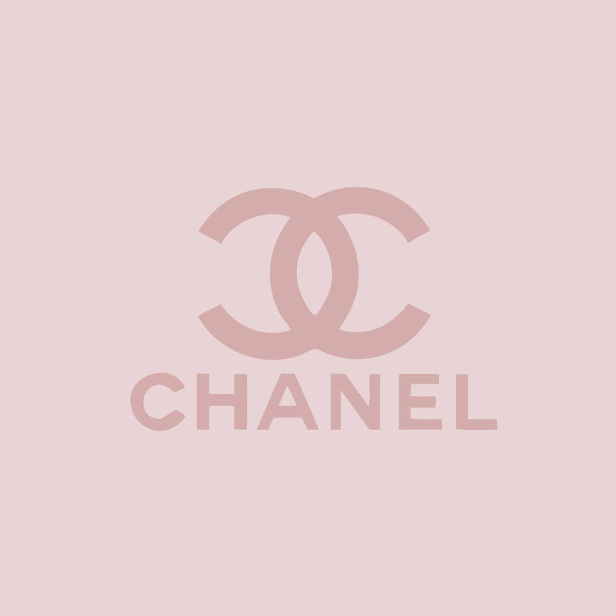 Pink Chanel Logo 桌布 壁紙 — 極簡粉紅色 Chanel 標誌居中於純色腮紅背景上。
