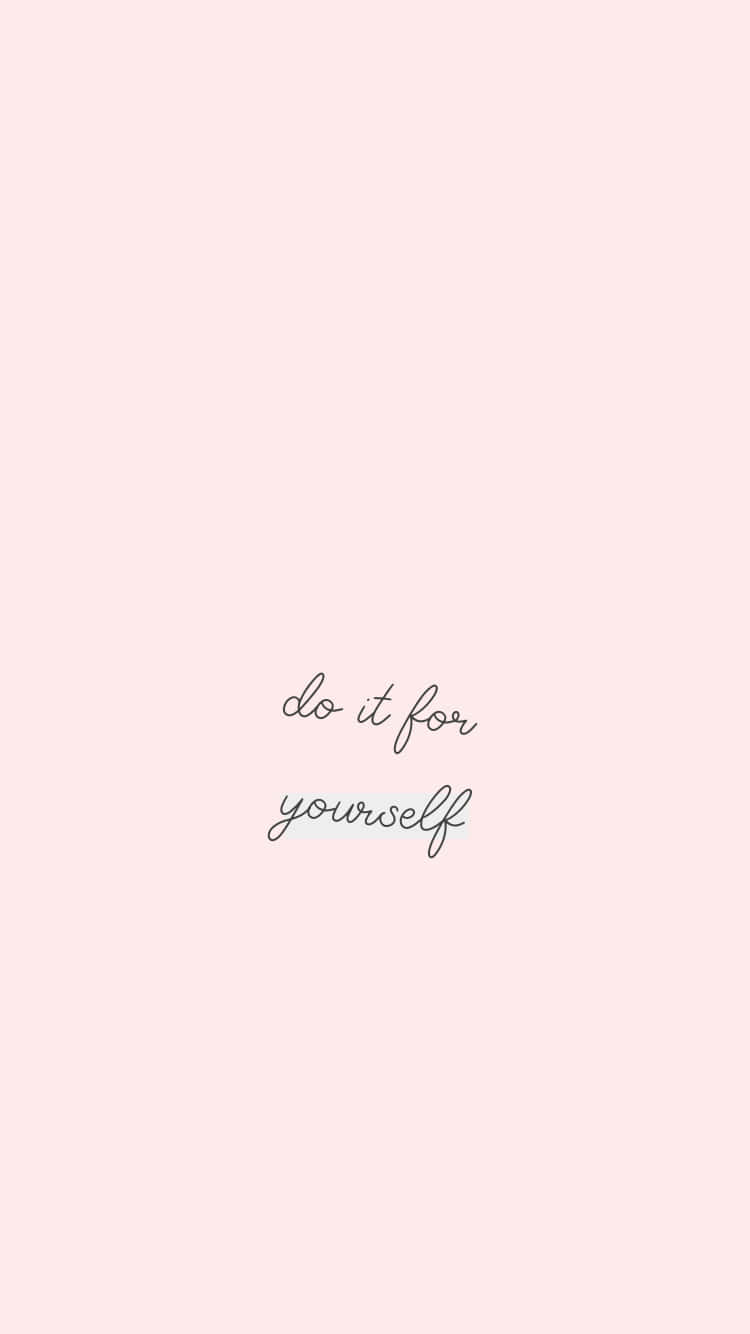 Motivation Aesthetic 桌布 壁紙 — 極簡粉紅色壁紙，中央有優雅草書文字 do it for yourself，襯托柔和背景。
