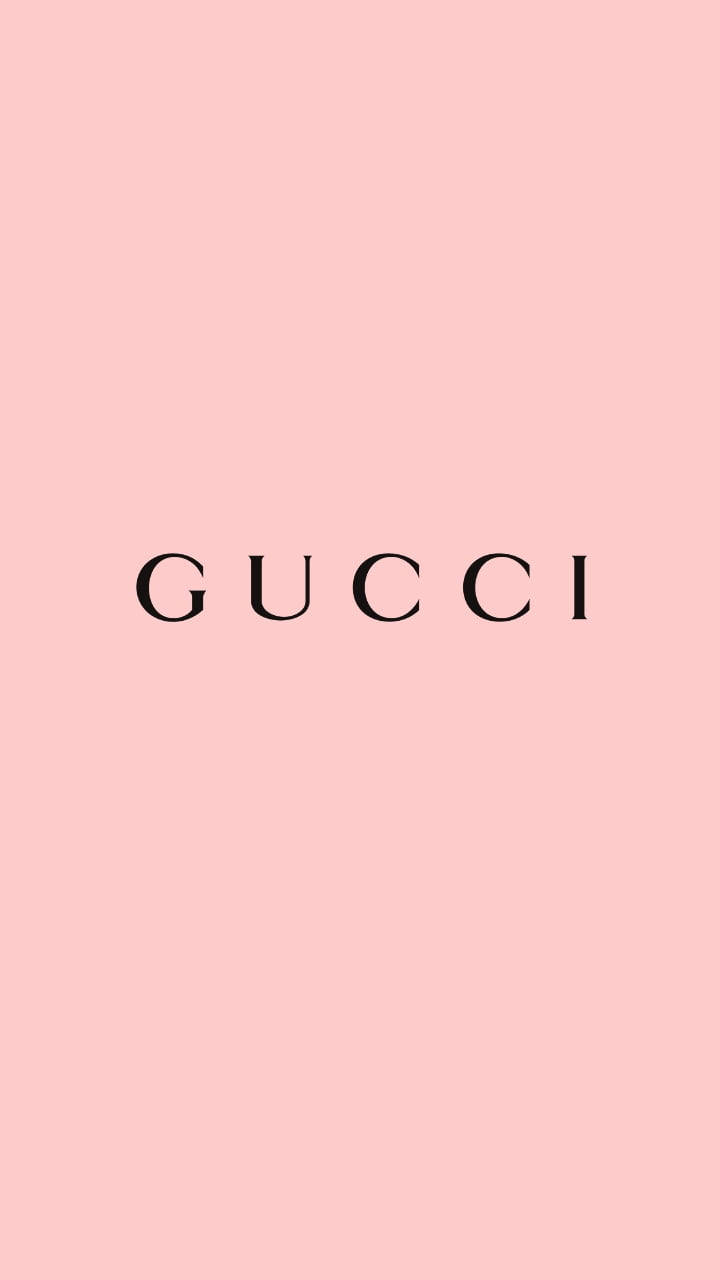Gucci iPhone 桌布 壁紙 — 極簡粉色背景，中央放置經典襯線字體的黑色Gucci標誌。