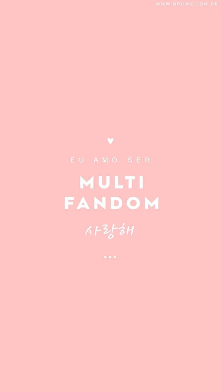 K-pop 桌布 壁紙 — 極簡粉色背景，中央有白色文字「EU AMO SER MULTI FANDOM」和韓文。