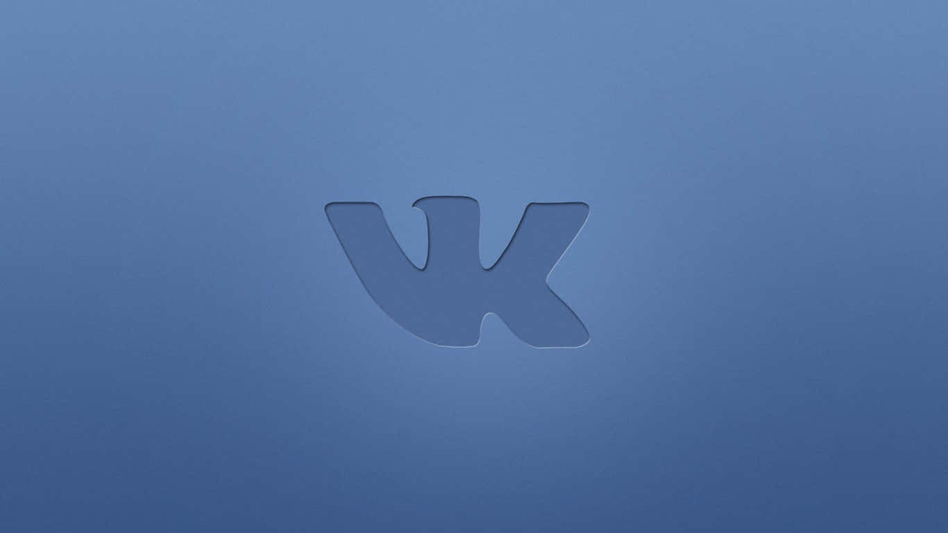 1366x768 Social 桌布 壁紙 — 極簡藍色漸變背景，中央帶有柔和陰影的浮雕VK標誌。