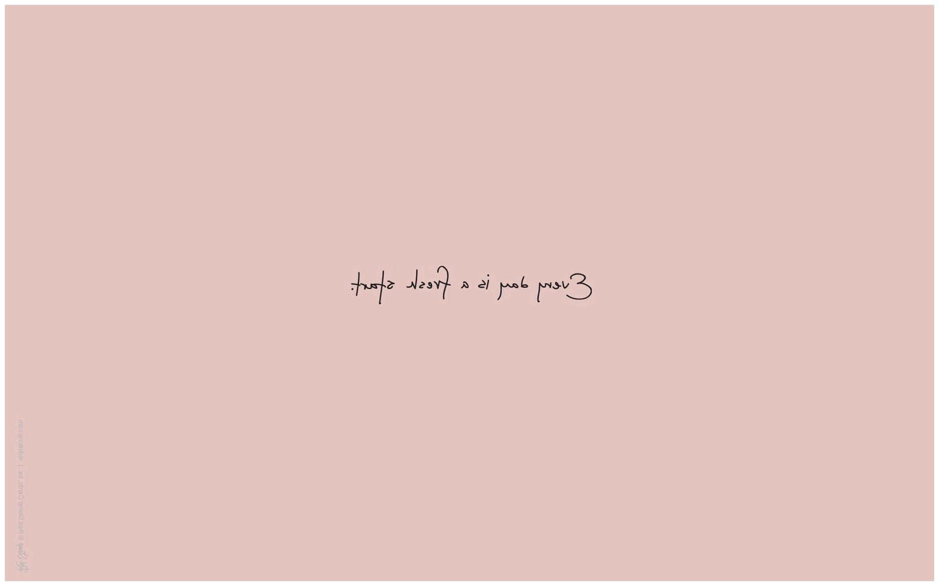 Pastel Peach Aesthetic 桌布 壁紙 — 極簡風格壁紙，在柔和的灰玫瑰色背景中央有精緻的手寫字體。