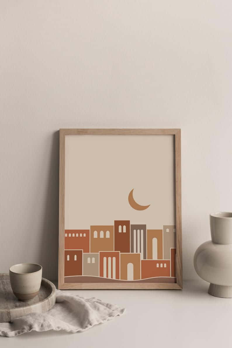 Minimalist Painting 桌布 壁紙 — 極簡風格框畫，新月下的陶土建築，置於中性色調層架上，搭配陶瓷裝飾。