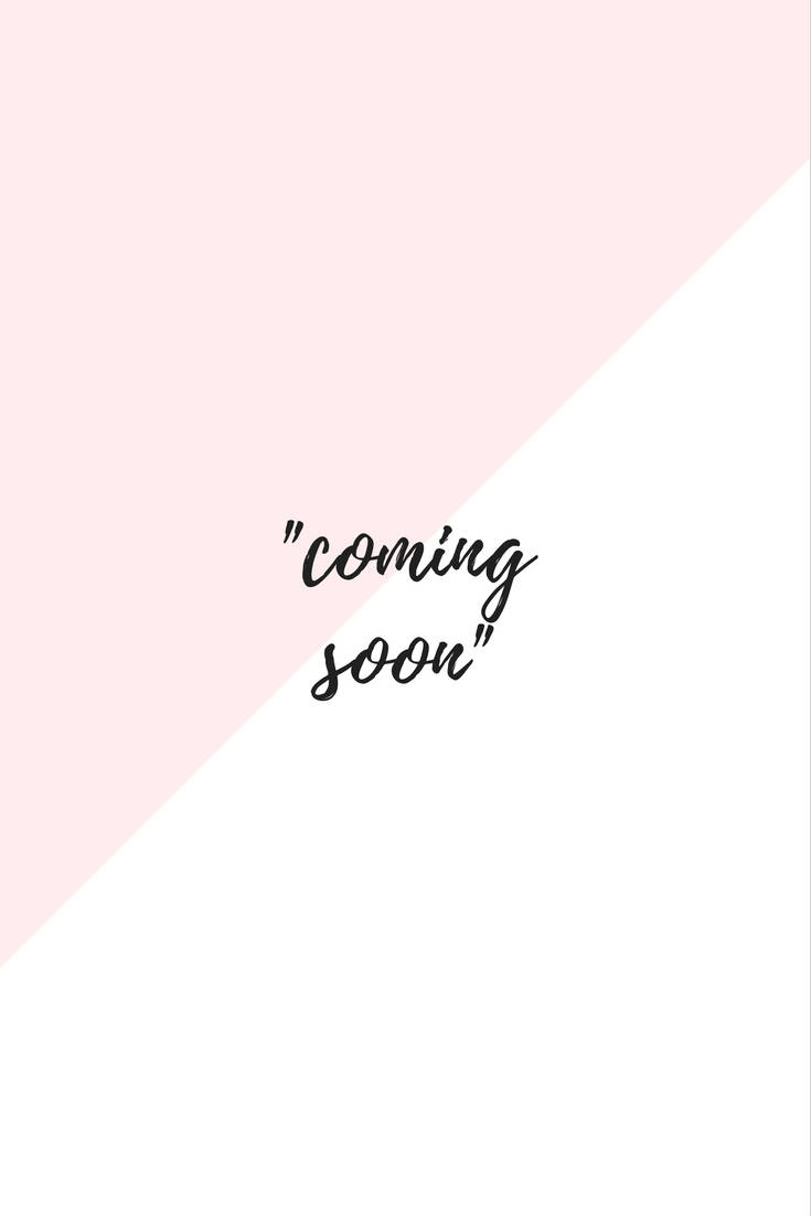 Coming Soon 桌布 壁紙 — 極簡風格桌布，採用粉紅與白色斜角分割，並帶有黑色手寫體文字，寫著即將推出。