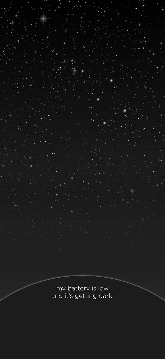太空 桌布 壁紙 — 極簡風格的星空夜景，底部有微弱文字顯示「我的電池電量低，天色漸暗」。