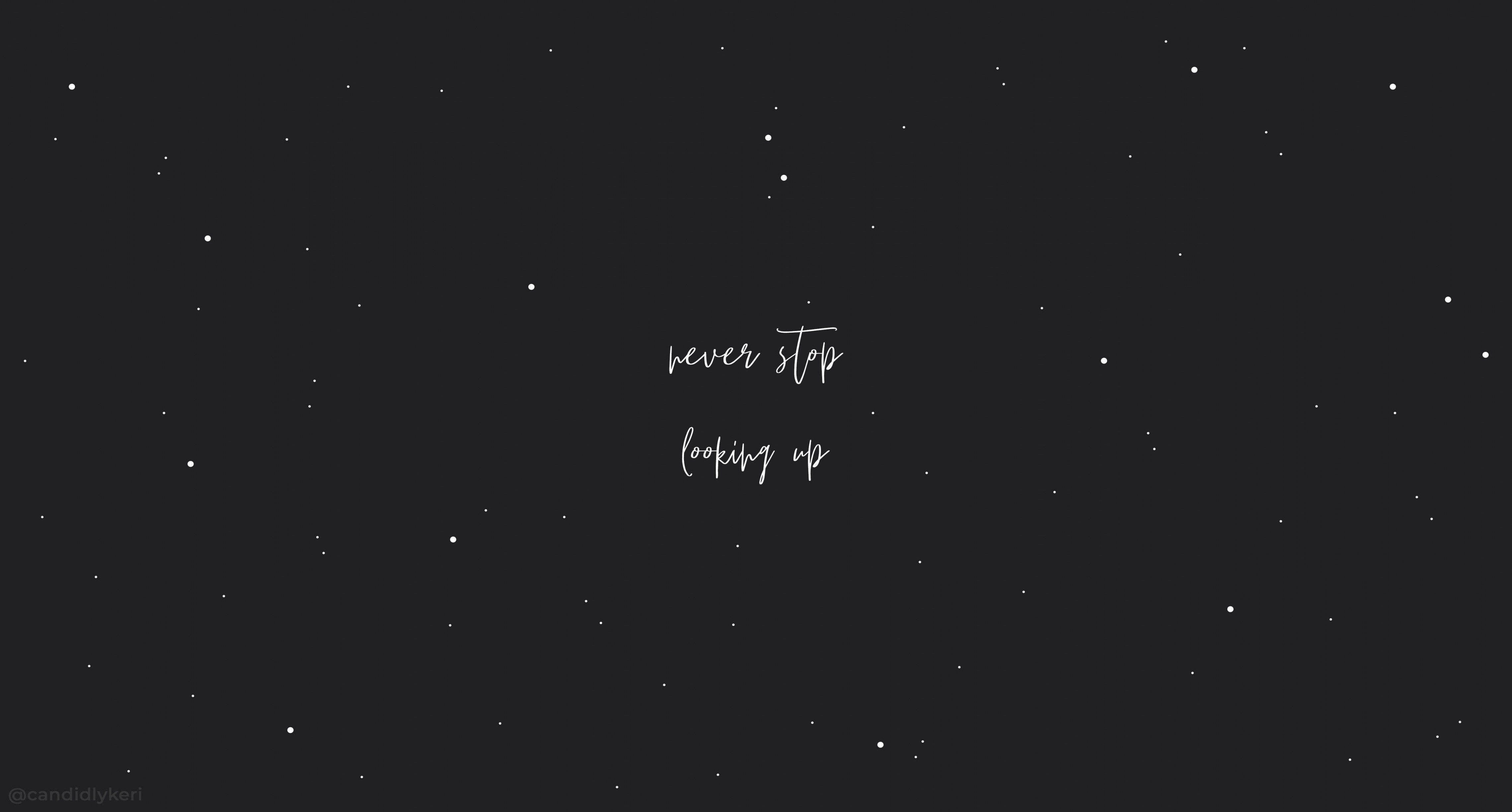 語錄 桌布 壁紙 — 極簡風格的黑暗天空，散落著星星，並以優雅的白色字體寫著 never stop looking up。