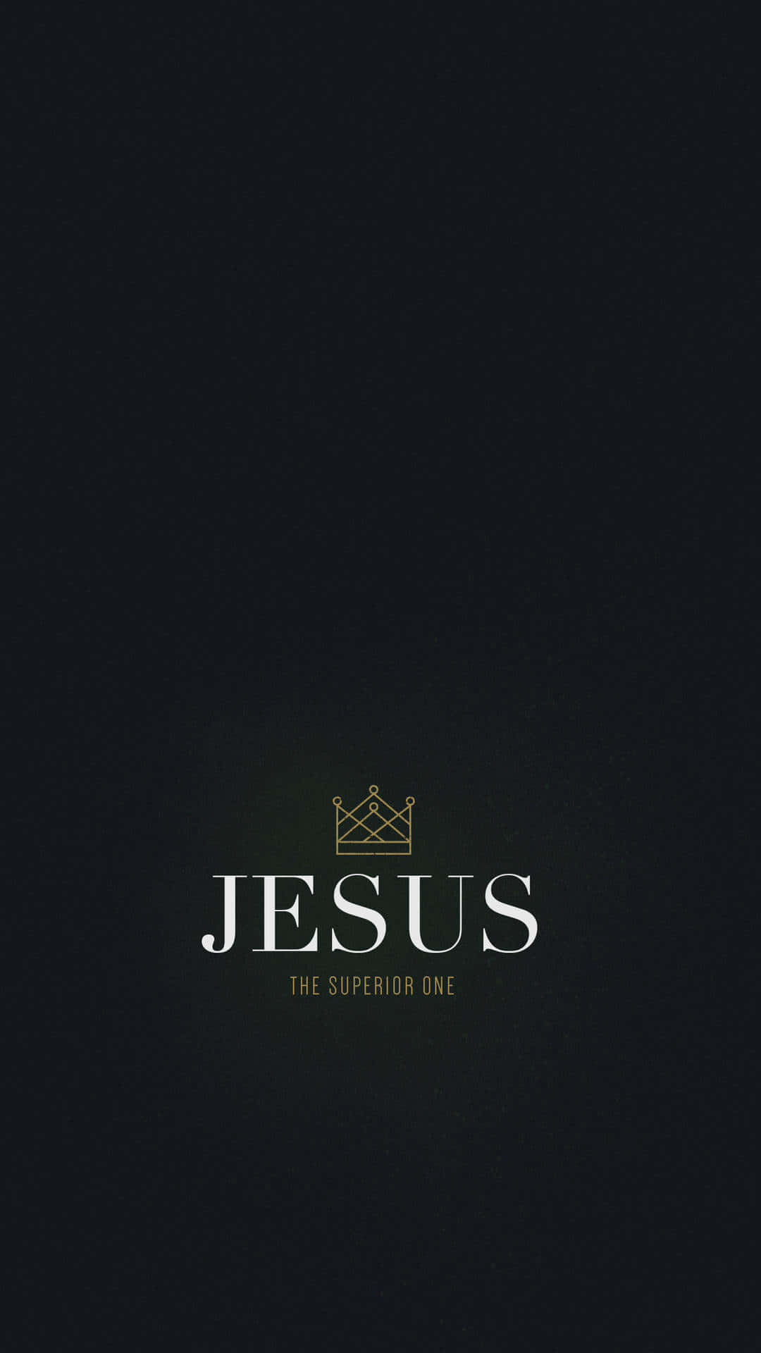 Jesus Is King 桌布 壁紙 — 極簡黑暗桌布，金色皇冠和白色文字宣告耶穌是至高者。
