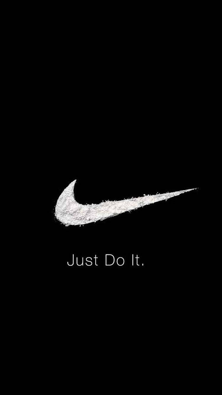 Nike iPhone 桌布 壁紙 — 極簡黑色桌布，中央有白色粉末狀的Nike勾勾和「Just Do It.」文字。