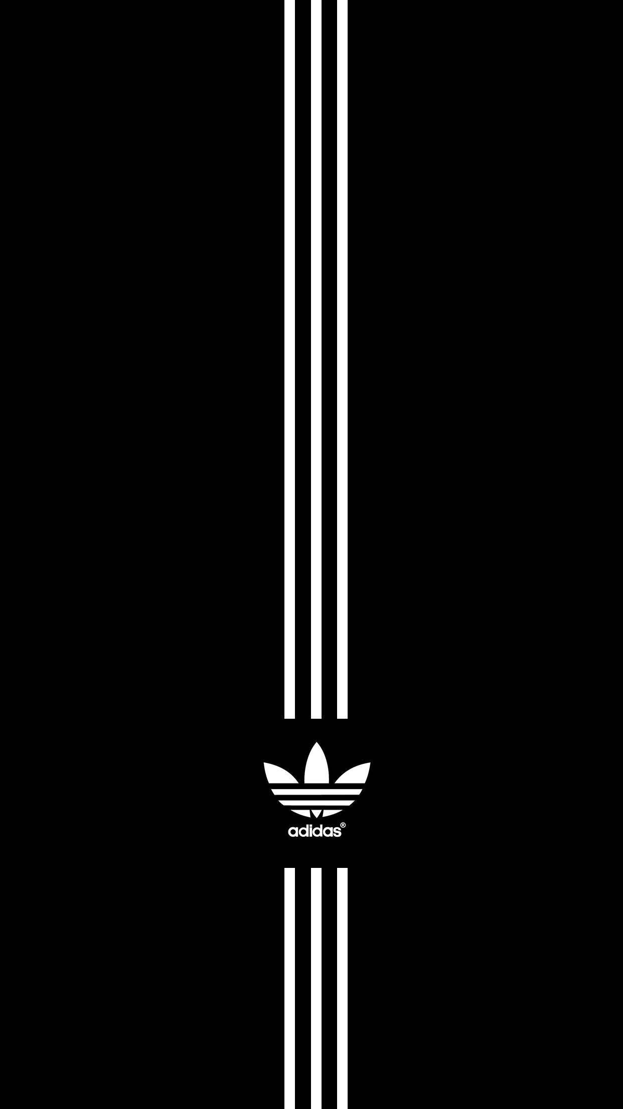 黑白 桌布 壁紙 — 極簡黑色桌布，垂直居中帶有標誌性白色adidas條紋和三葉草標誌。