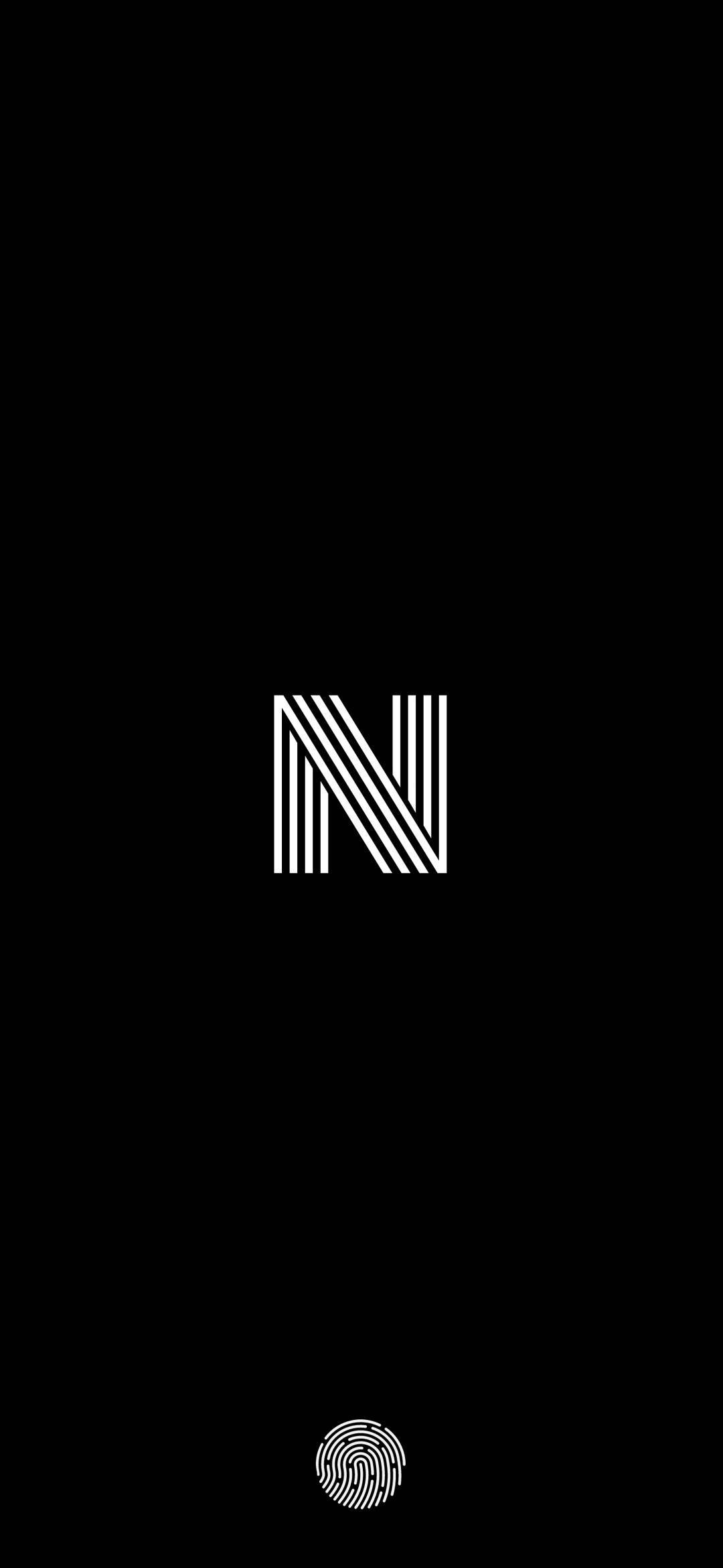 字母 N 桌布 壁紙 — 極簡黑色桌布，底部有風格化的白色字母 N 和指紋圖示。