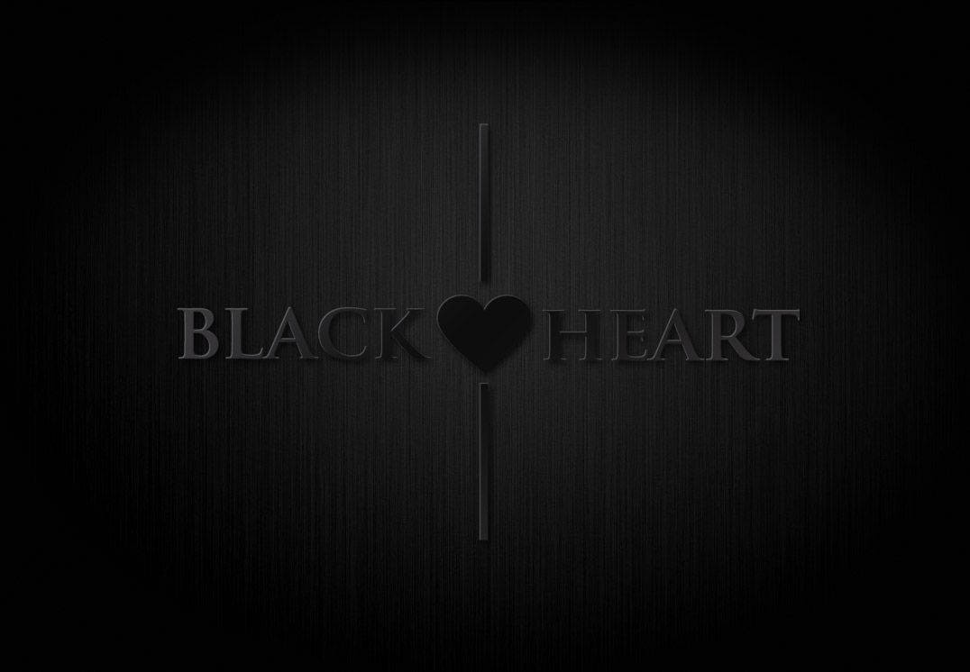 Dark Heart 桌布 壁紙 — 極簡黑色紋理背景，中央有壓紋文字「BLACK HEART」，心形符號位於文字之間。