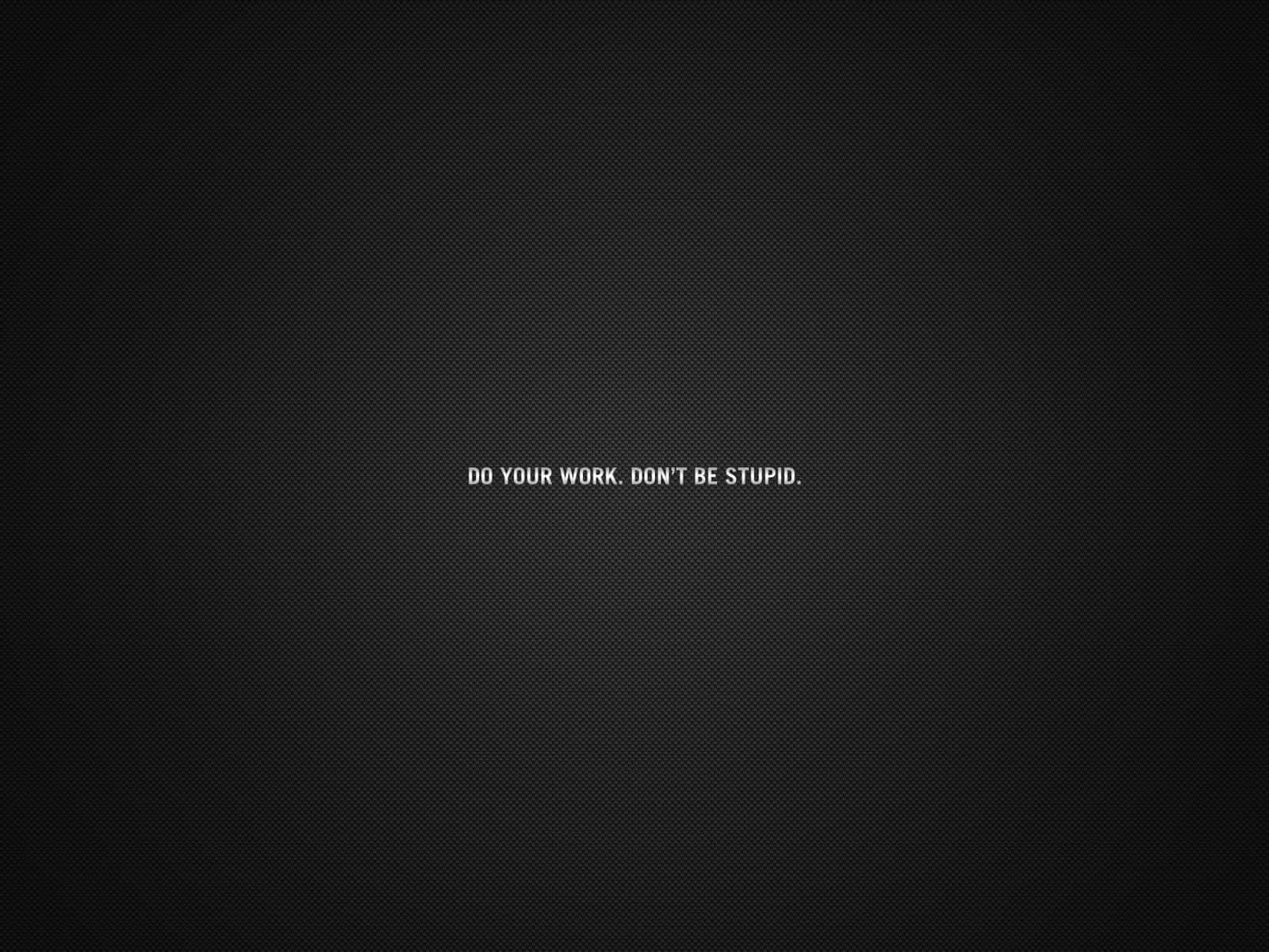 Motivational Quotes Black 桌布 壁紙 — 極簡黑色紋理背景，中央白色勵志文字：做你的工作，不要愚蠢。