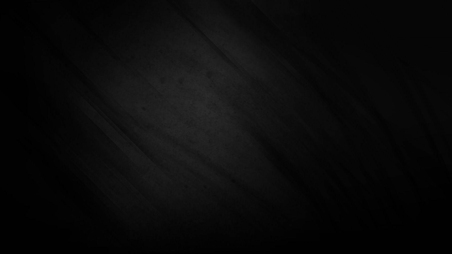 Plain Black 桌布 壁紙 — 極簡黑色紋理背景，帶有微妙的對角線筆觸和柔和漸變照明。