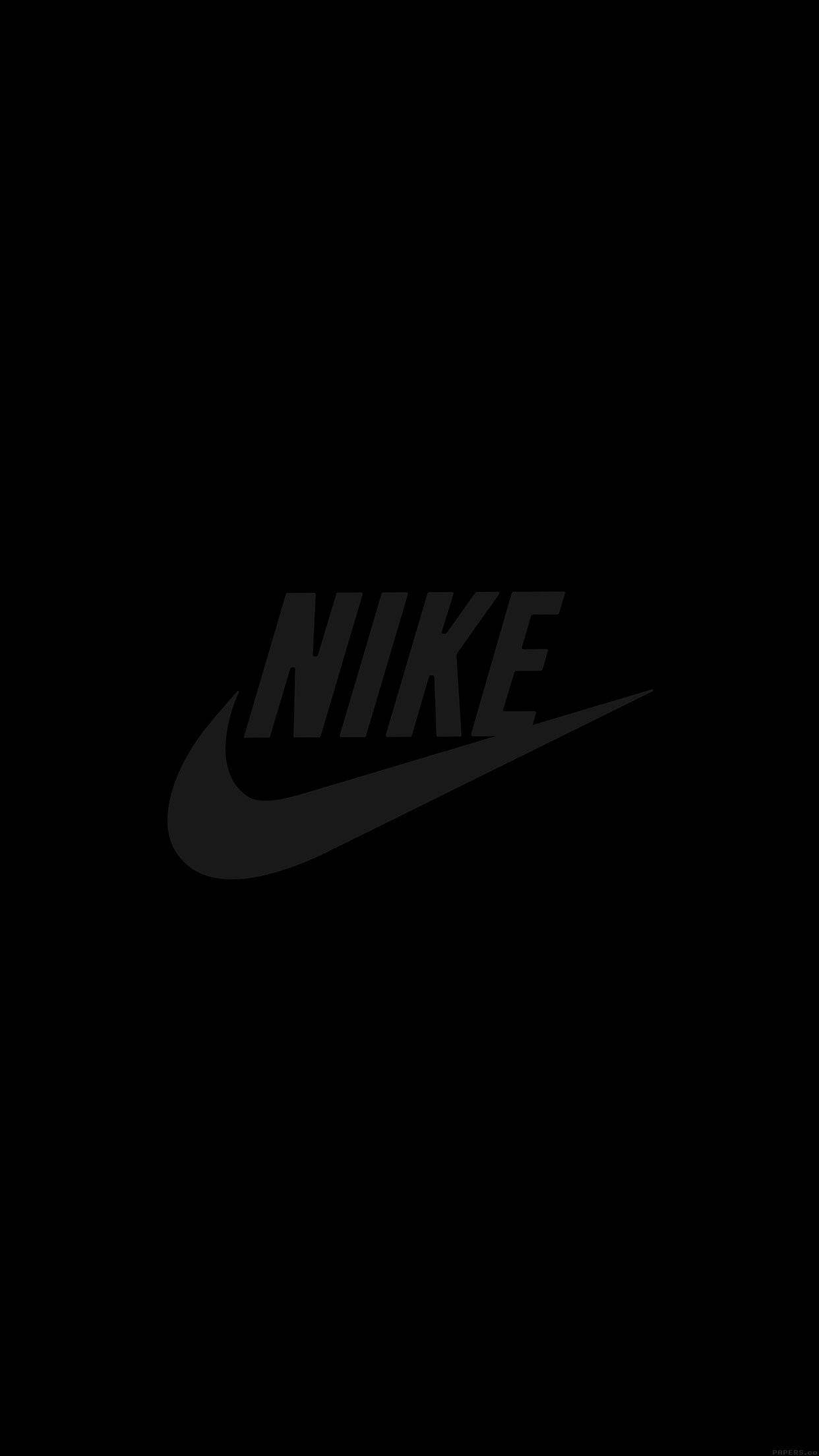 Plain Black 桌布 壁紙 — 極簡黑色背景，中央放置一個低調的灰色Nike標誌。