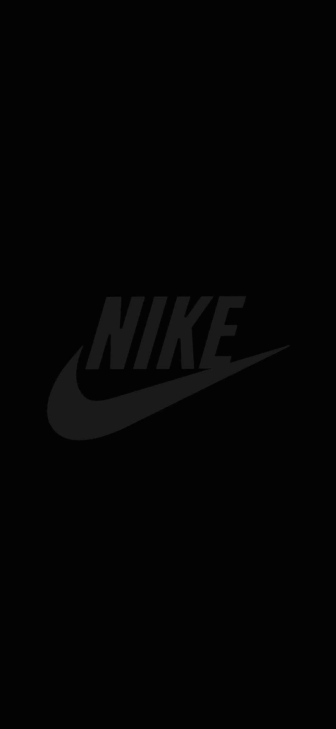 Nike iPhone 桌布 壁紙 — 極簡黑色背景，中央放置一個低調的灰色Nike勾號標誌。