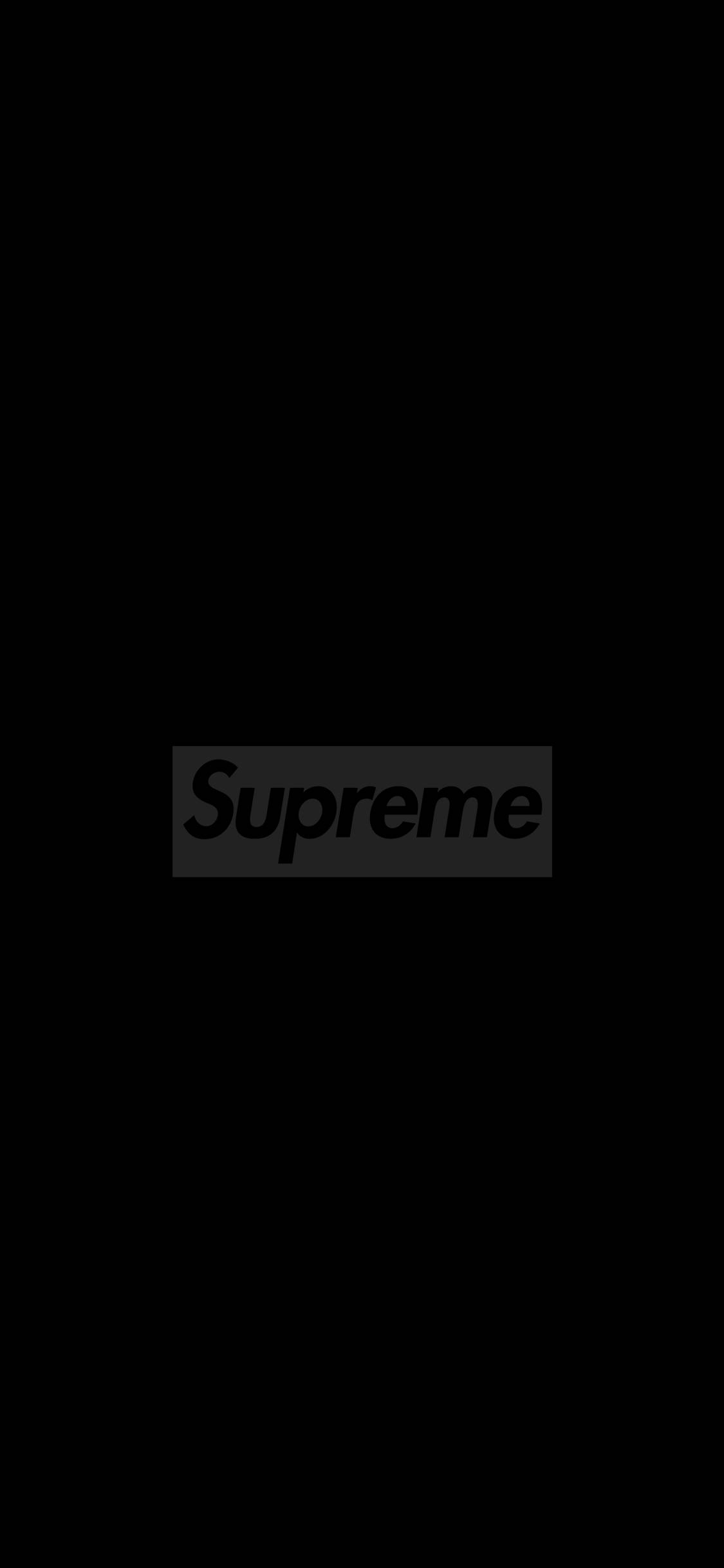 black supreme 桌布 壁紙 — 極簡黑色背景，中央放置灰色Supreme標誌，採用粗體無襯線字體。