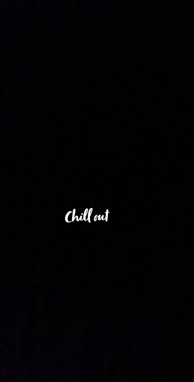 激勵 桌布 壁紙 — 極簡黑色背景，中央有白色草書文字寫著 chill out，適合放鬆。