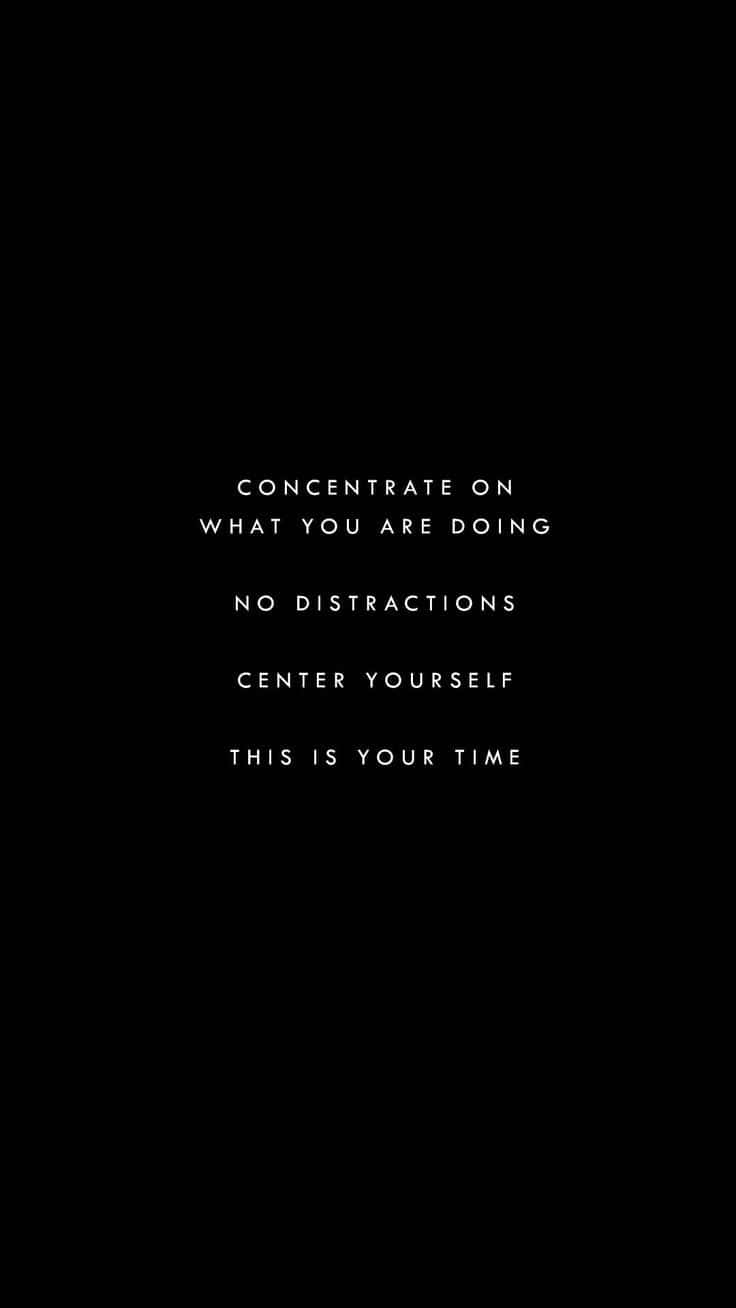 Motivational Quotes 桌布 壁紙 — 極簡黑色背景，中央白色勵志文字，敦促專注當下。