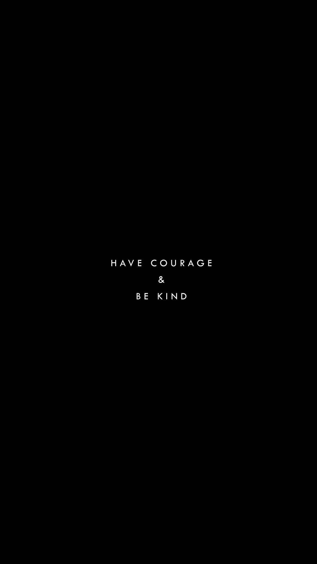 Quote 桌布 壁紙 — 極簡黑色背景，中央白色文字顯示 have courage & be kind。