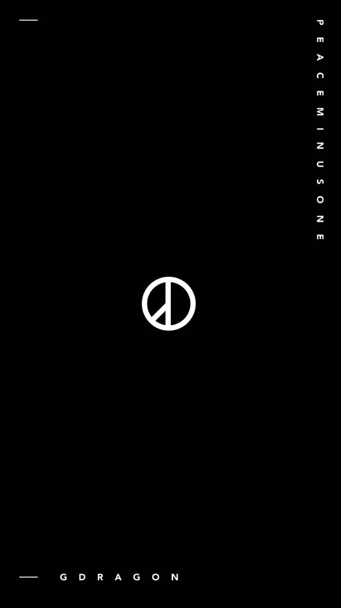 peaceminusone 桌布 壁紙 — 極簡黑色背景，帶有白色和平符號及垂直文字 PEACEMINUSONE 和 GDRAGON。