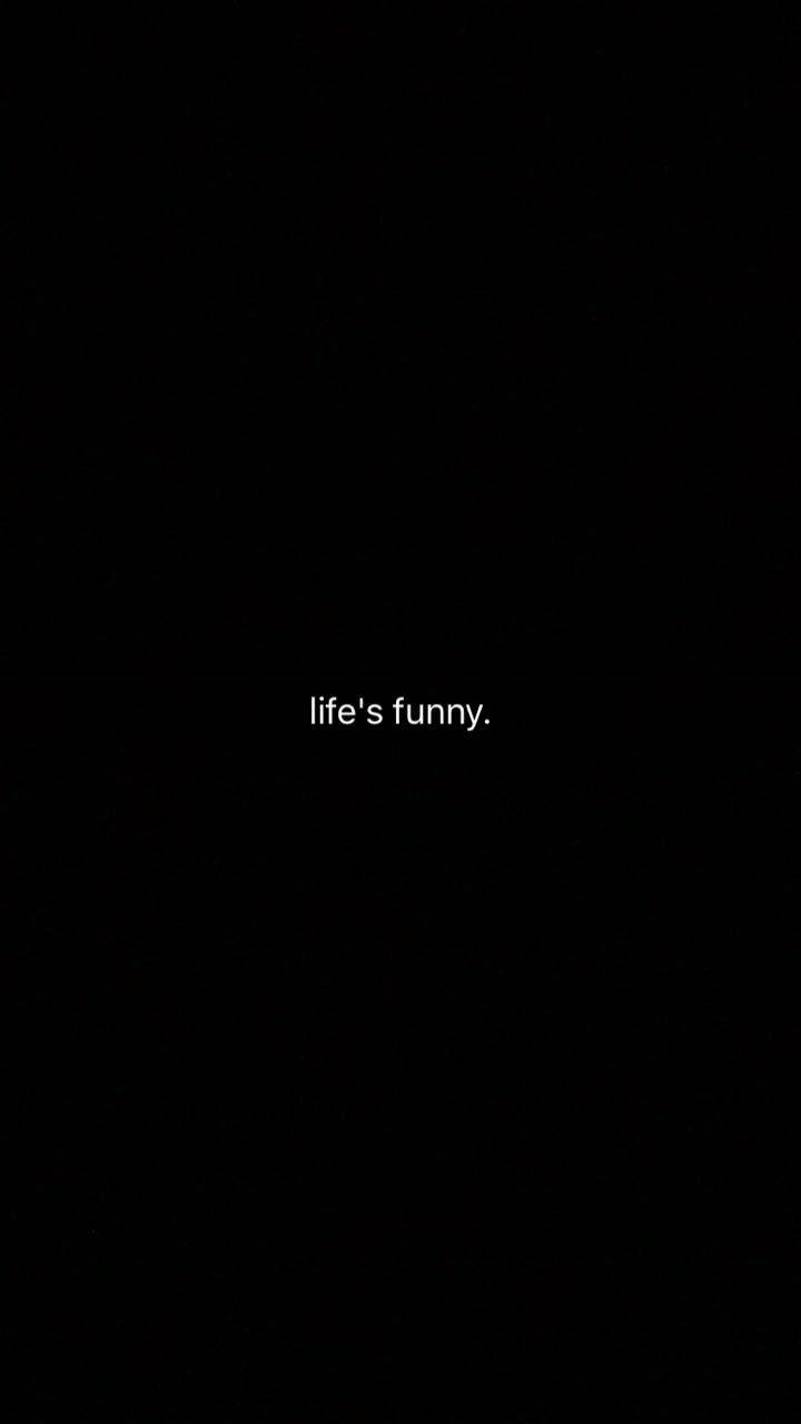 超炫動圖 桌布 壁紙 — 極簡黑色背景，白色文字 life's funny 居中顯示。