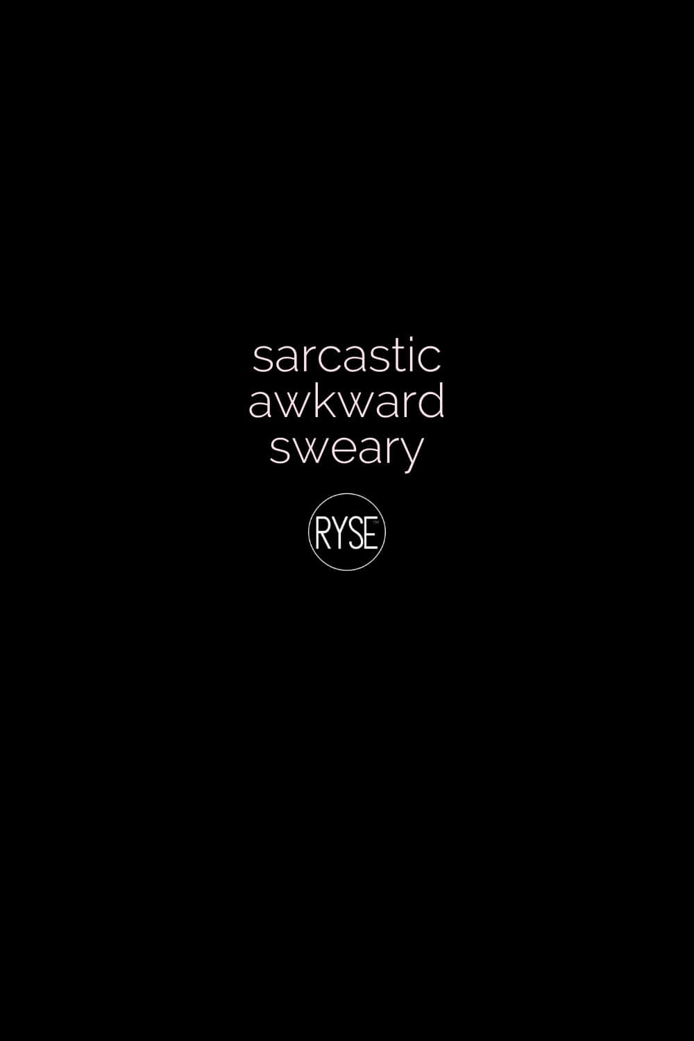 iPhone 桌布 壁紙 — 極簡黑色背景，白色文字寫著 sarcastic awkward sweary，以及一個帶有 RYSE 的圓形標誌。