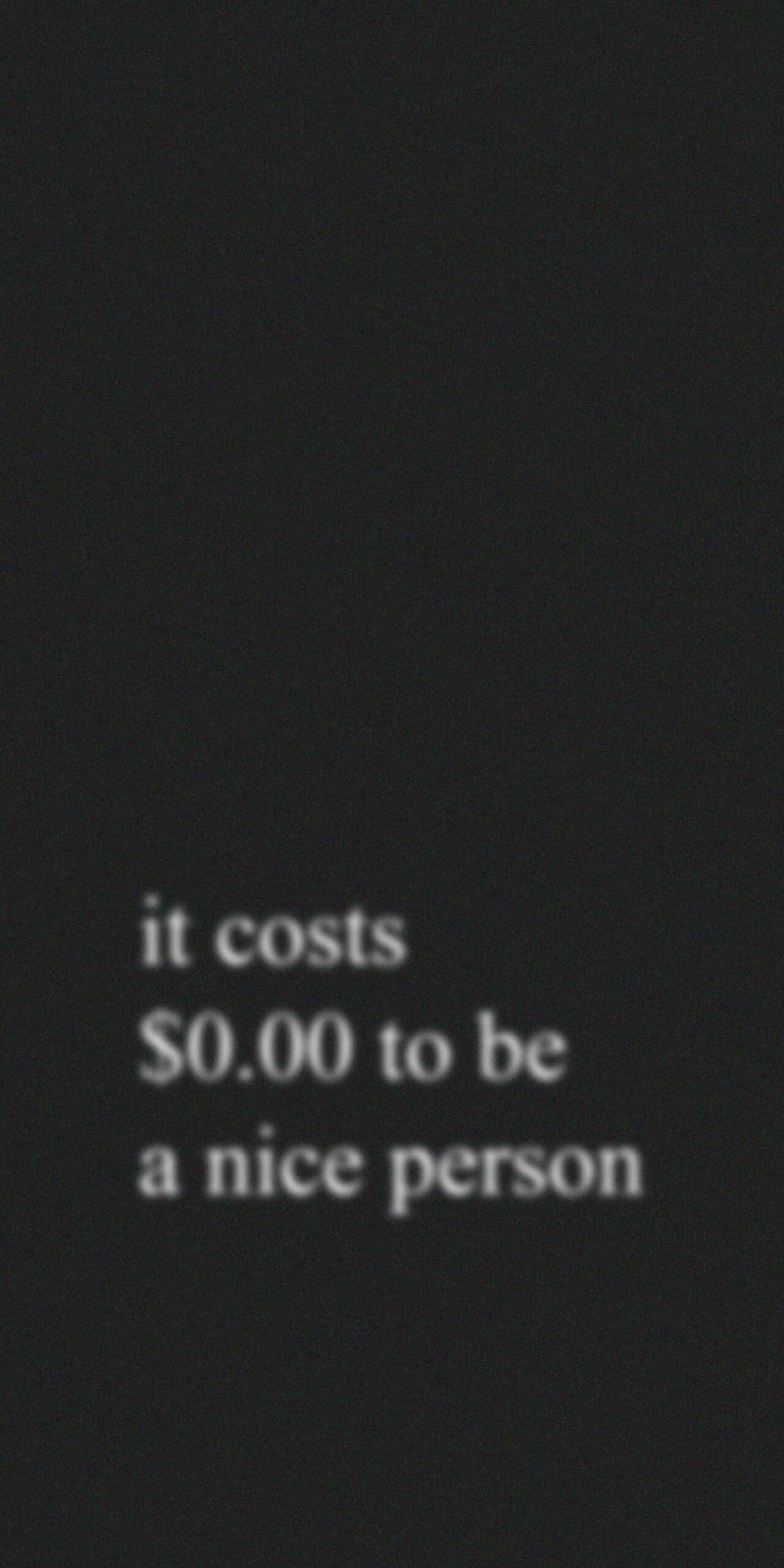 Be Kind 桌布 壁紙 — 極簡黑色背景，白色文字寫著做一個好人只需 $0.00。