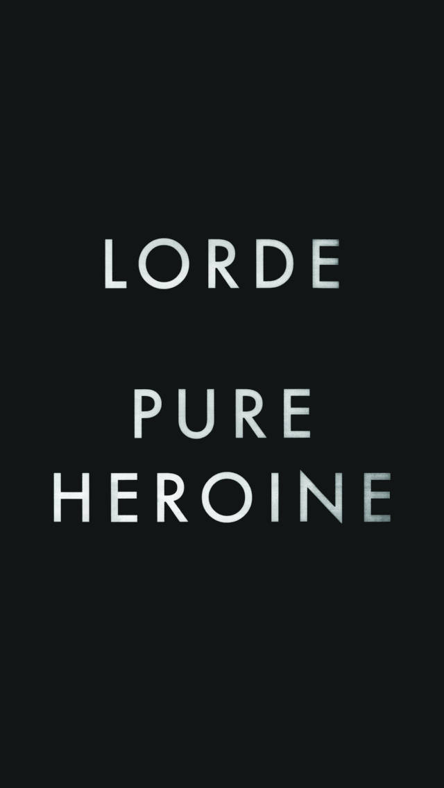 Lorde 桌布 壁紙 — 極簡黑色背景，白色無襯線字體寫著 LORDE PURE HEROINE。
