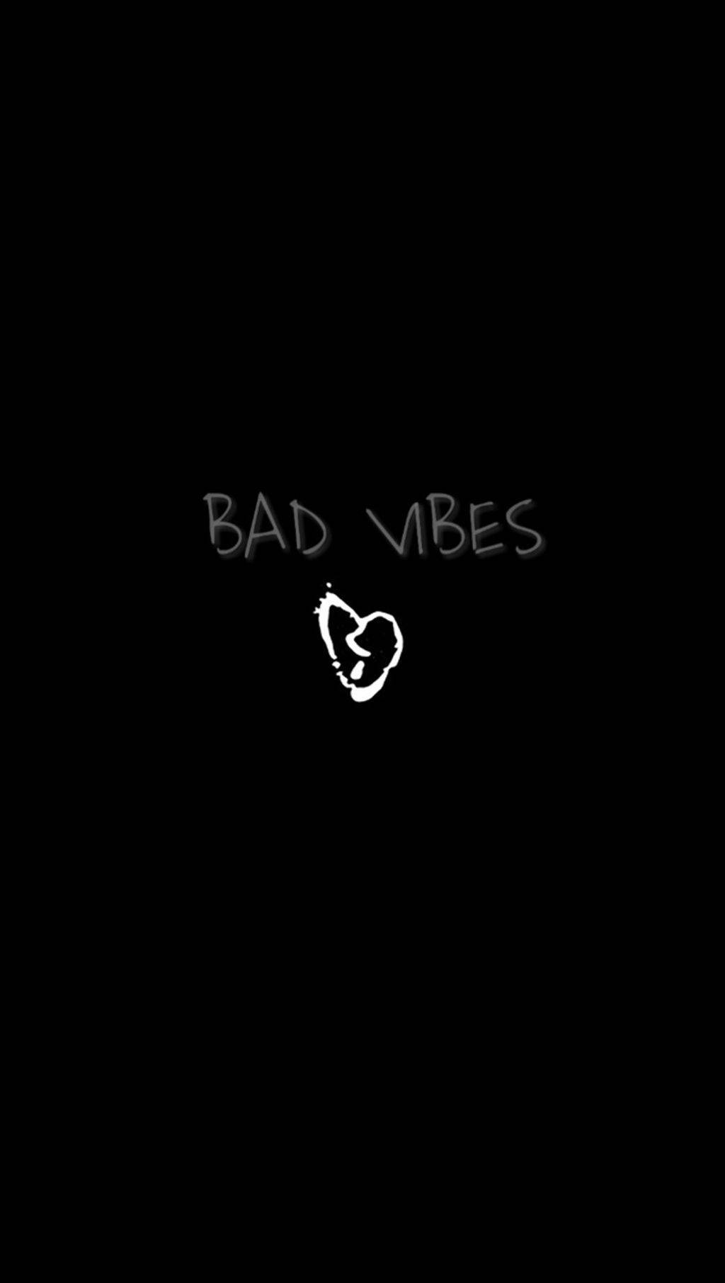 氛圍 桌布 壁紙 — 極簡黑色背景，白色粉筆風格文字寫著bad vibes和一個破碎的心形符號。