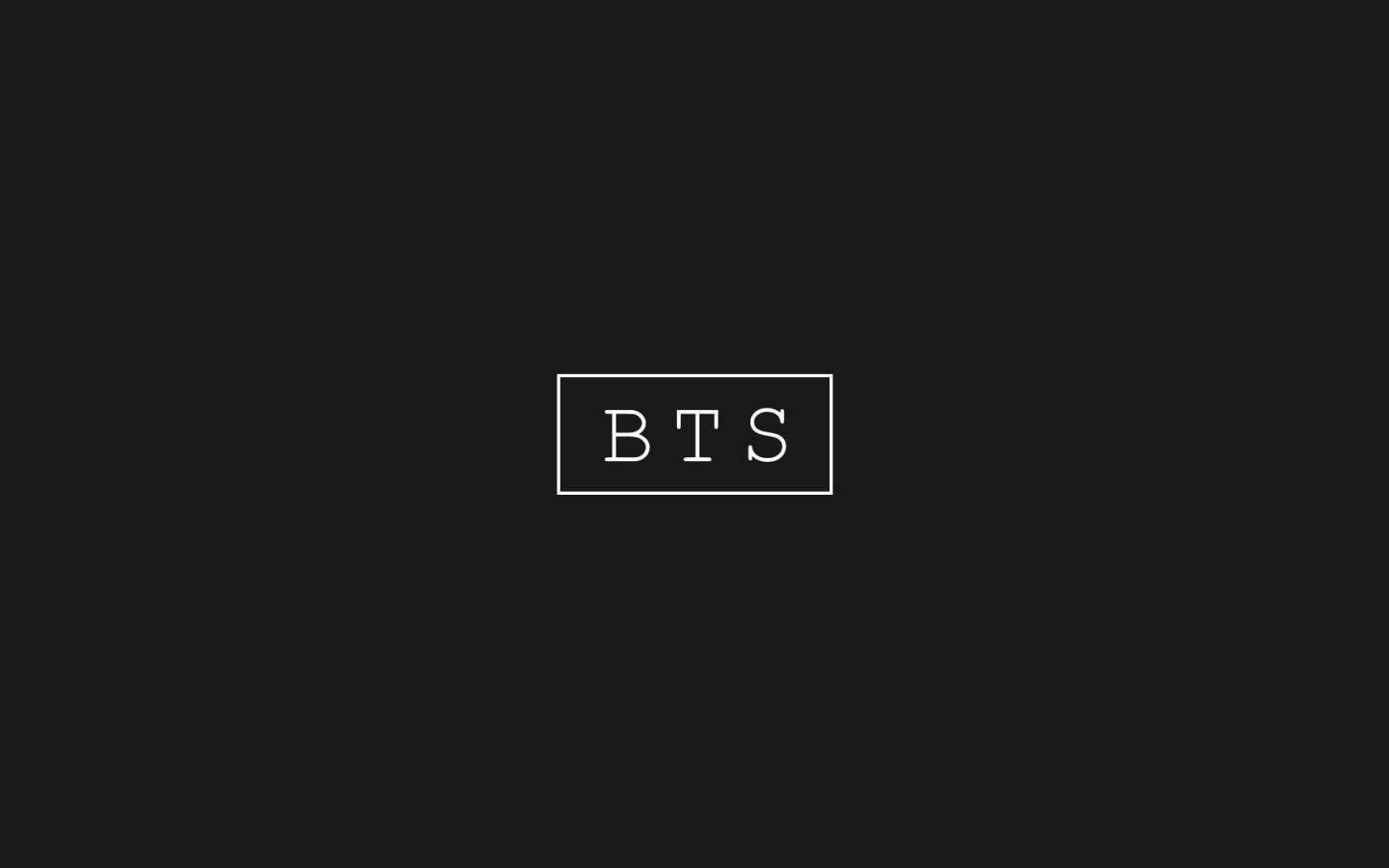 BTS 筆電 桌布 壁紙 — 極簡黑色背景，白色邊框的BTS文字居中，採用乾淨的現代字體。