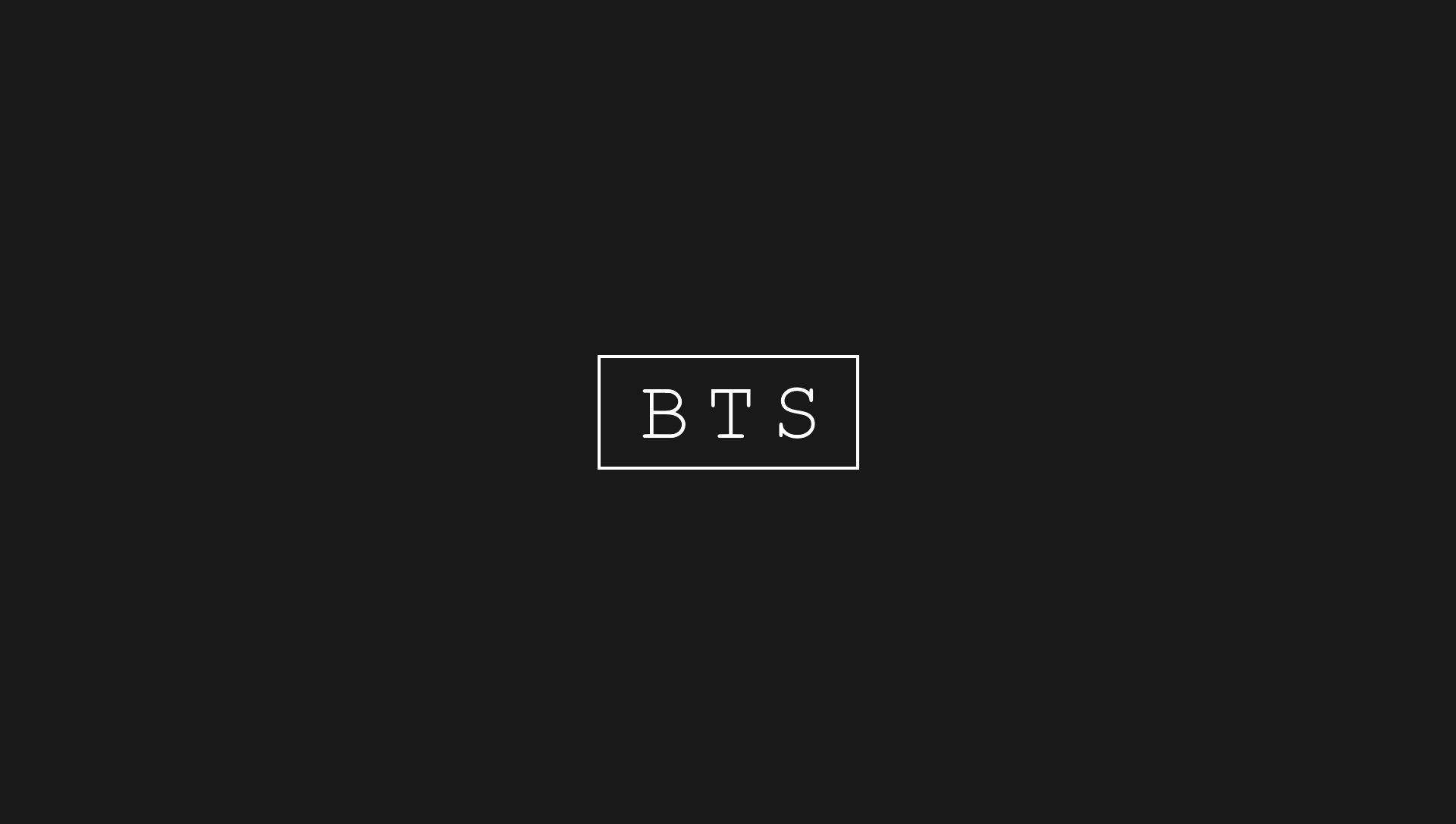 Bts Black 桌布 壁紙 — 極簡黑色背景，白色邊框的BTS文字居中，採用乾淨的現代字體。