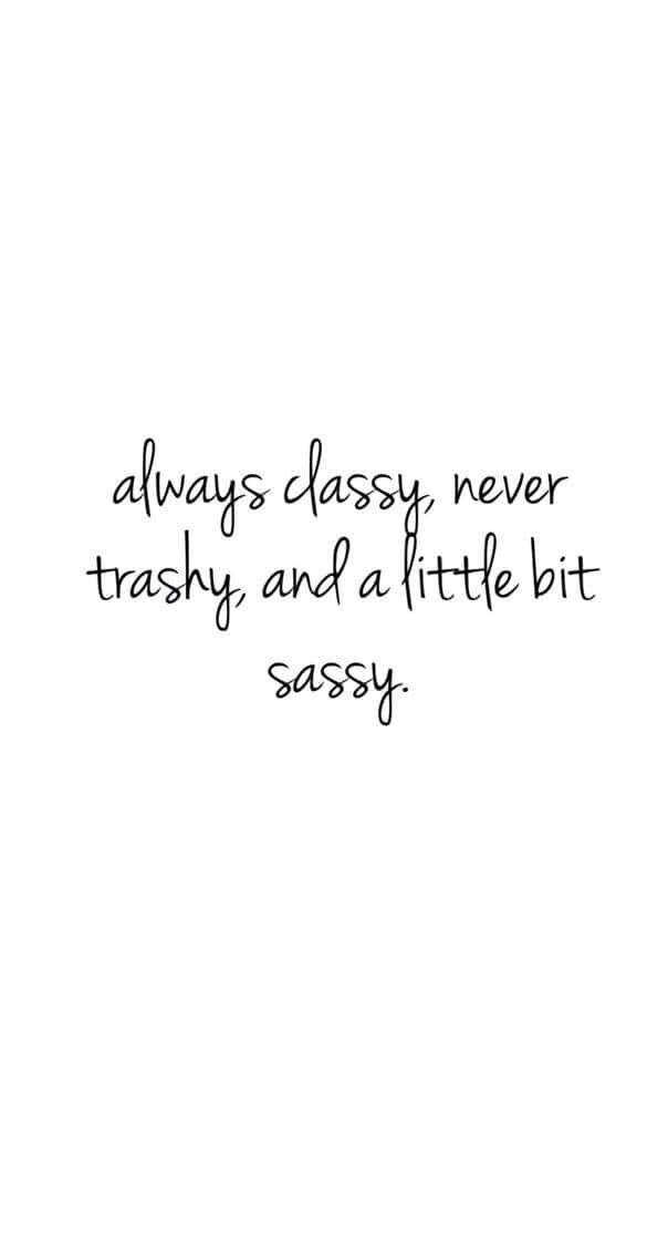 Black And White Quotes Simple 桌布 壁紙 — 極簡黑色草書文字在純白背景上顯示 always classy never trashy and a little bit sassy。