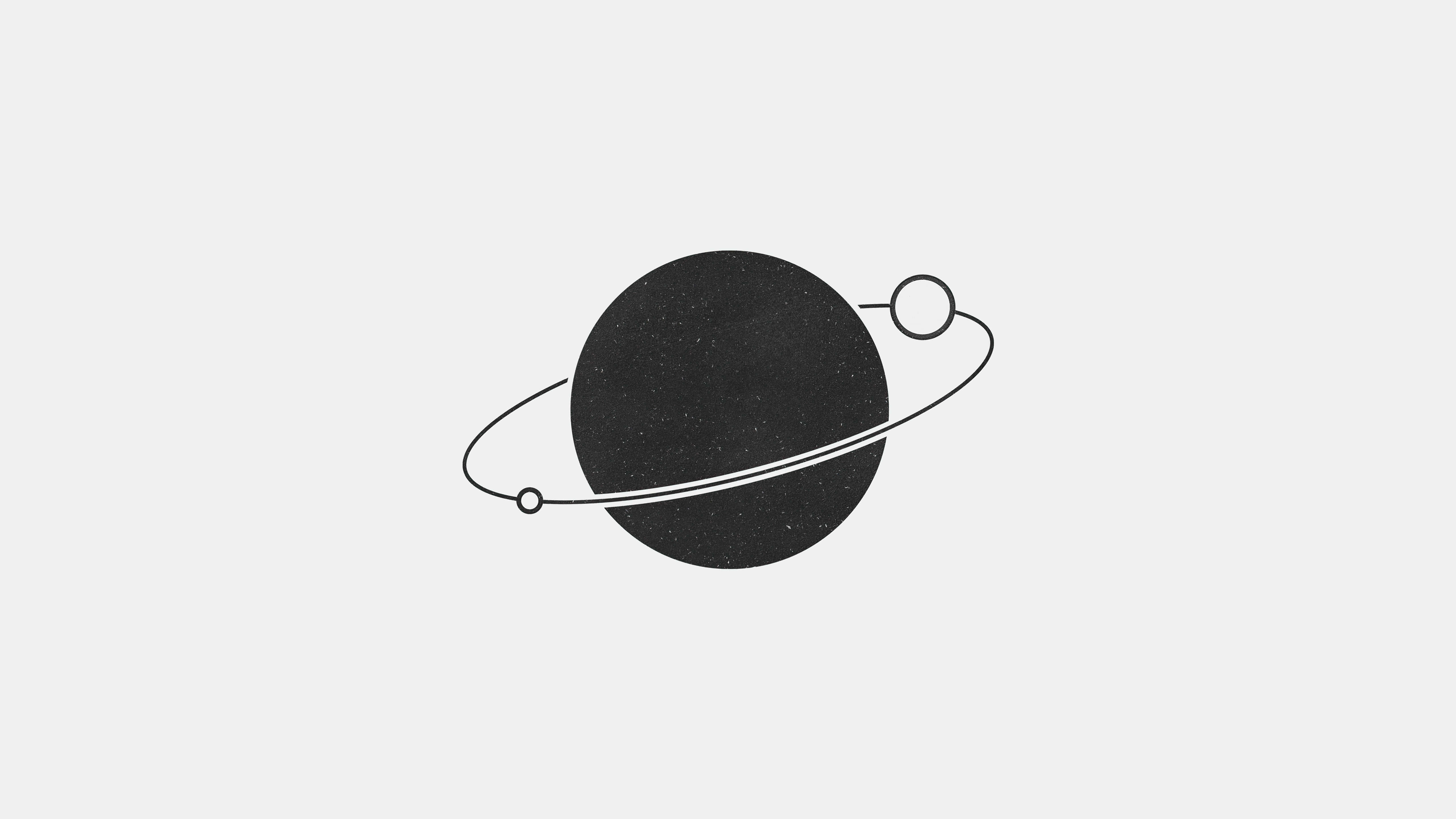Simple Minimalist 桌布 壁紙 — 極簡黑色行星，帶有細白色環和兩顆小衛星，在淺灰色背景上運行。